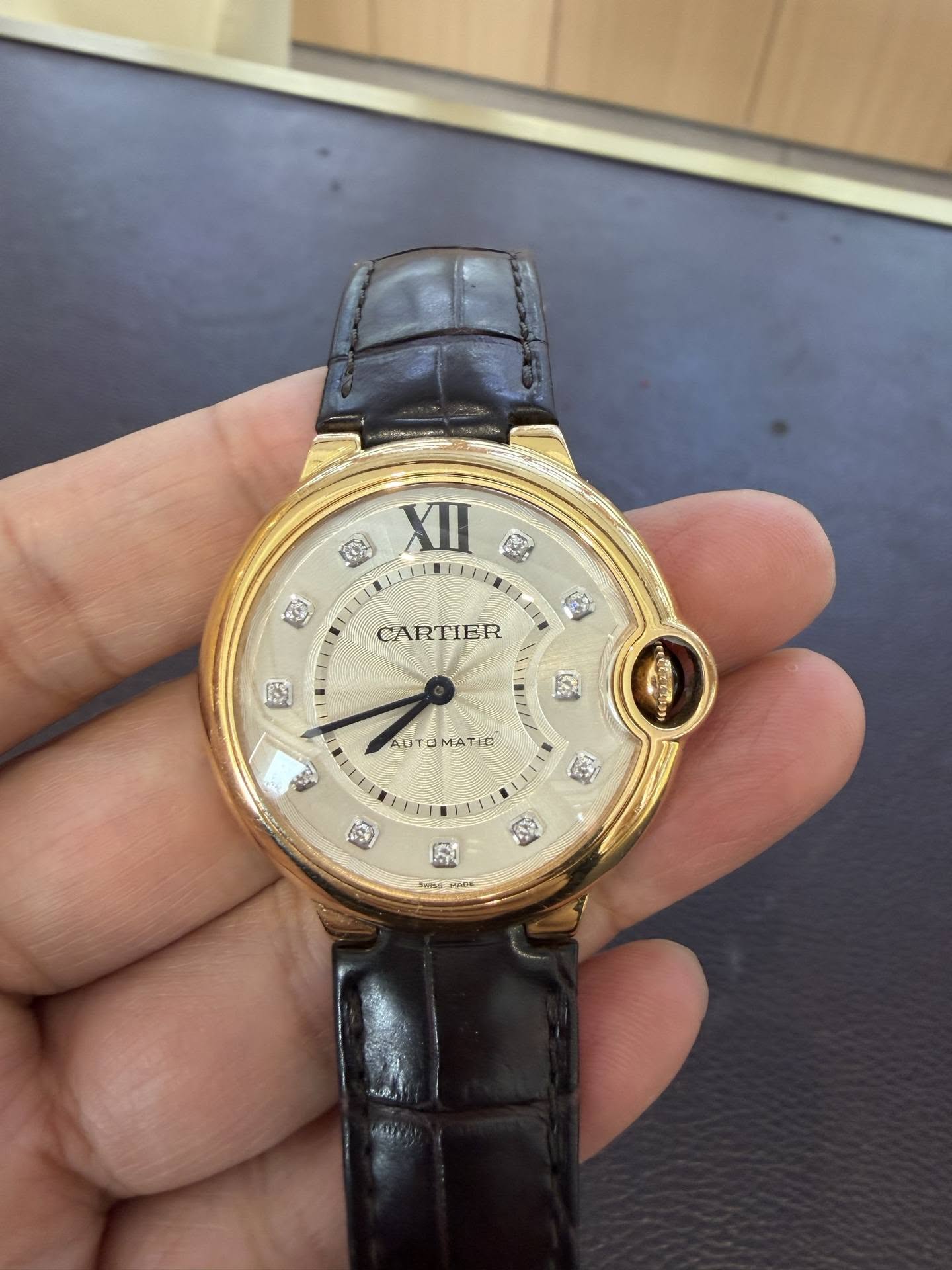 May be an image of wrist watch and text that says 'KOU XII D R01 優 CA CARTIER R ADTOMATIC MA AOTO MATIC ปงไม ¥ Ф מלהיוה ம Mi MI'