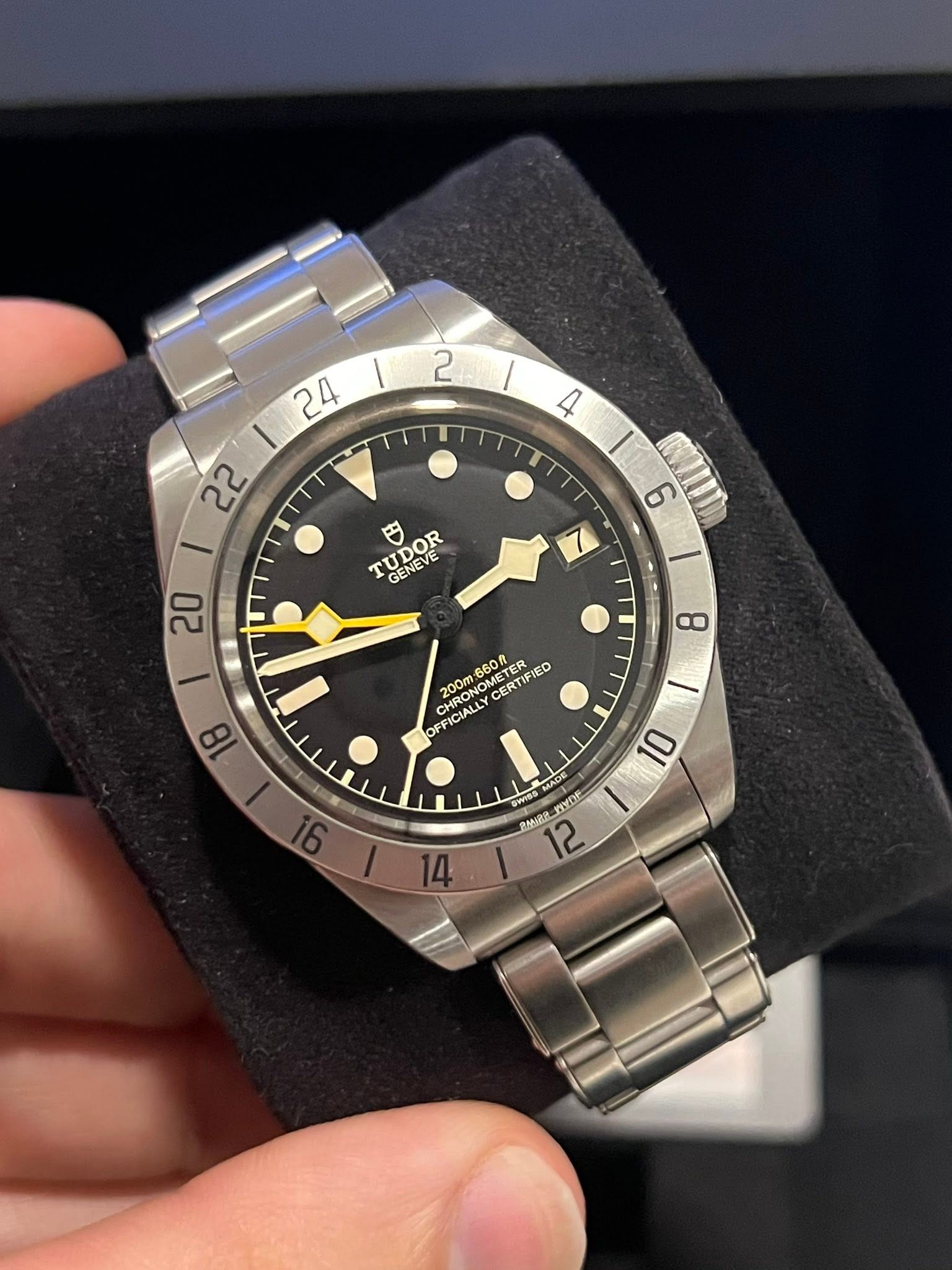 May be an image of wrist watch and text that says '2 24 I 22 4 6 TUDOR OR VE 円 GENEVE 20 8 E CHRON Ζα. 200m 660. 660 METER CERTIFIE CERTIFIED ED OF FICIALLY ICIALL OI da ACE OYDN…