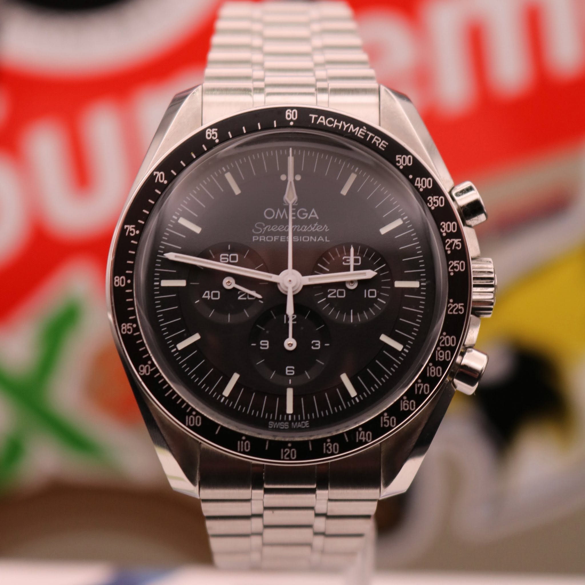 May be an image of wrist watch and text that says '65 70, 60 TACHYMETRE TACHYMETRE . OMEGA OM astar PROFES PROFESSIONAL SIONAL သု်းသာ် 215 の 40'