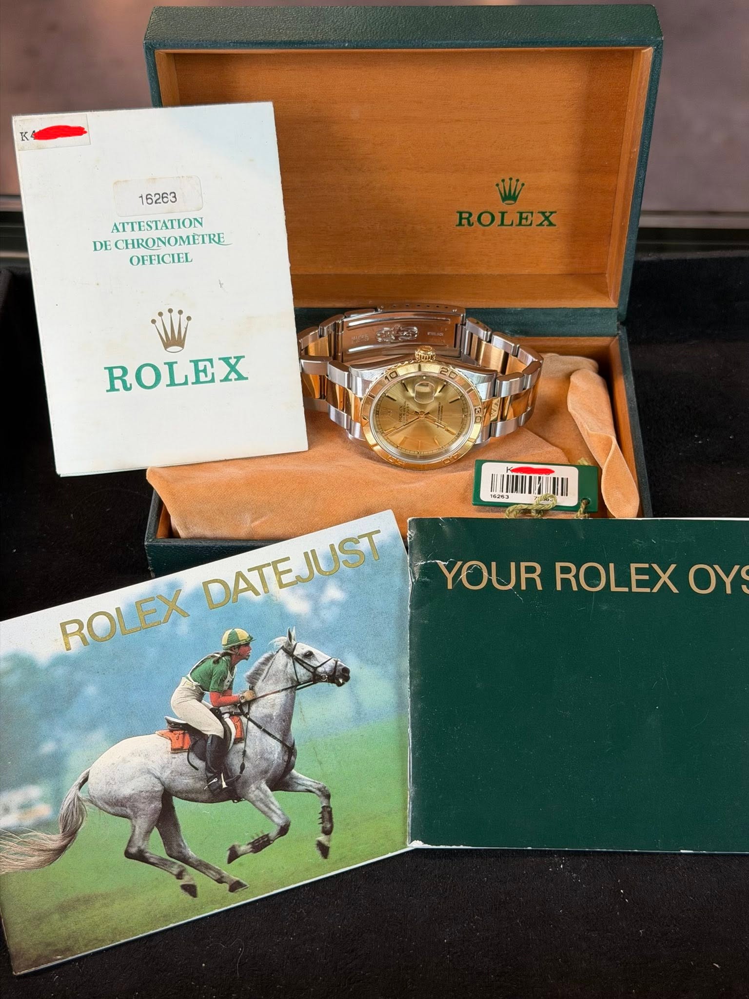 May be an image of wrist watch and text that says 'K 16263 ATTESTATION DE ECHRONOMETRE OFFICIEL W ROLEX ROLEX des DATEJUST DATEJUST ROLEX YOUR ROLEX ROLEXOY OY'