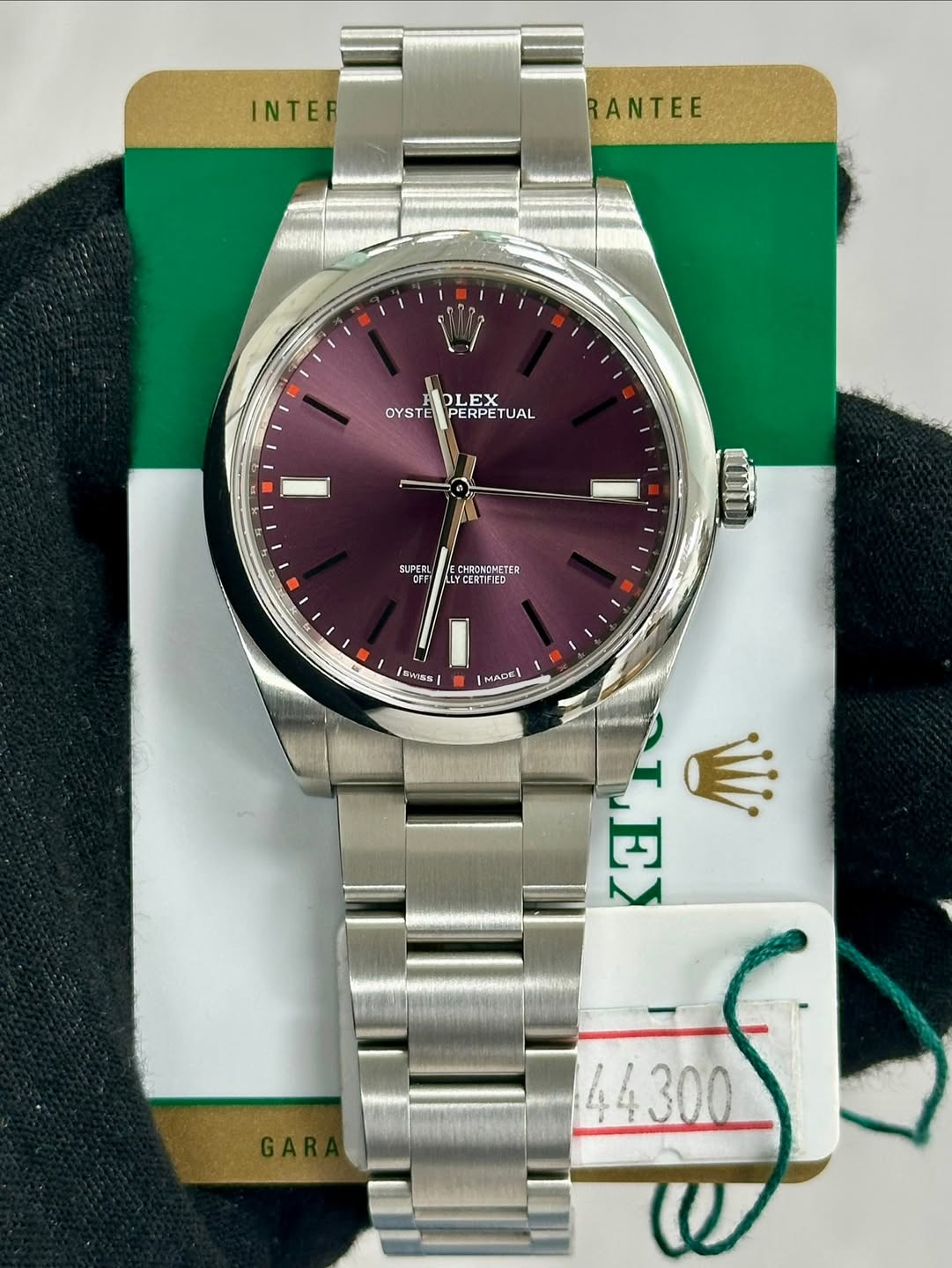 May be an image of wrist watch and text that says 'INTER ANTEE DLEX OYST PERPETUAL OYSTEMPERPETUAL UAL SUPERL CHRONCMETER LLY YCERTIFIED 日木5茶 四名ち MADE! NLEY Wi 44300'
