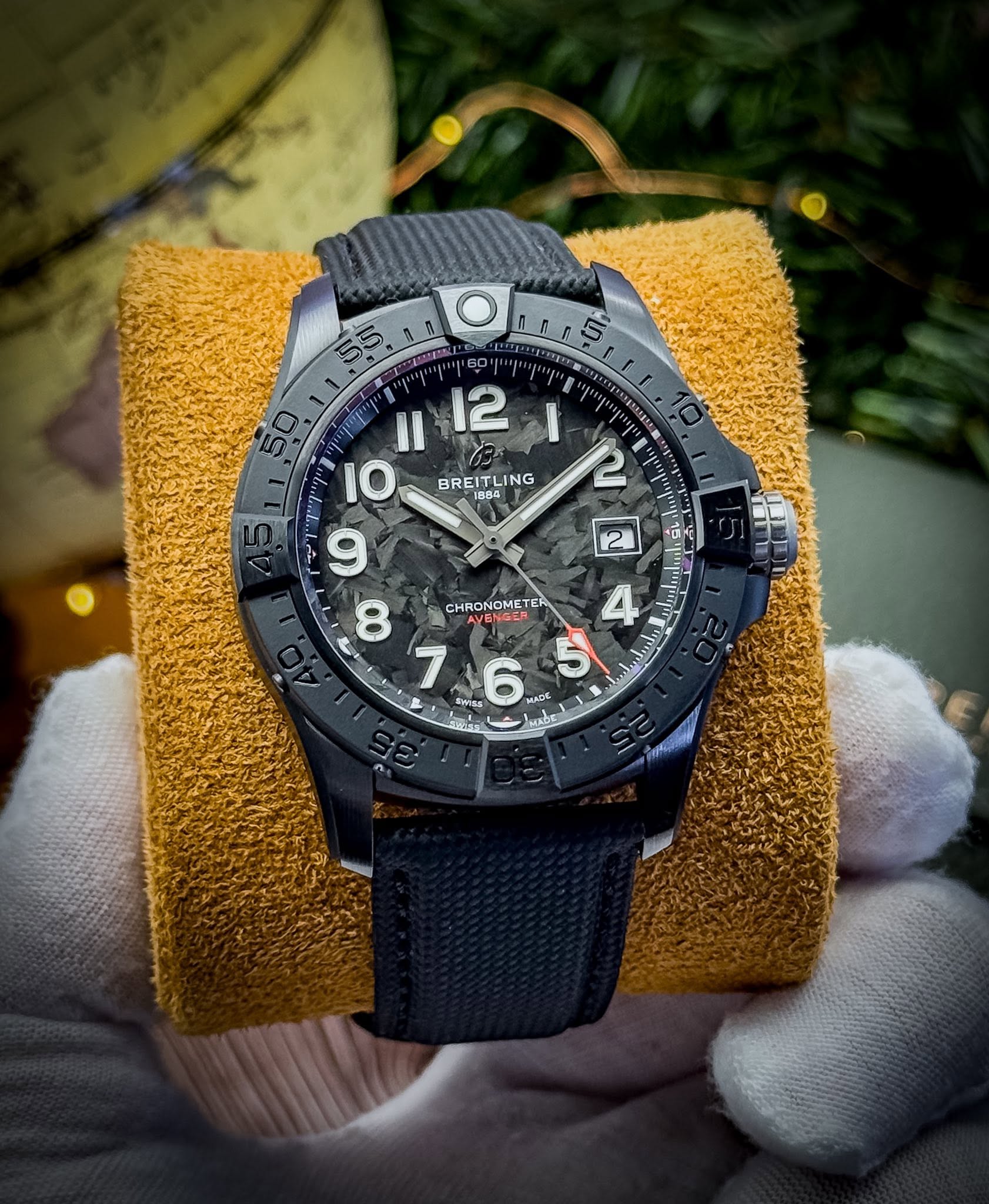 May be an image of digital watch and text that says 'S BU 5 50 I 2 I 1 12 IO BRE BREITLING 1884 9 8 CHRONOMETE TEA 4 7 e WISS 6 MADE MADE S لر 1'