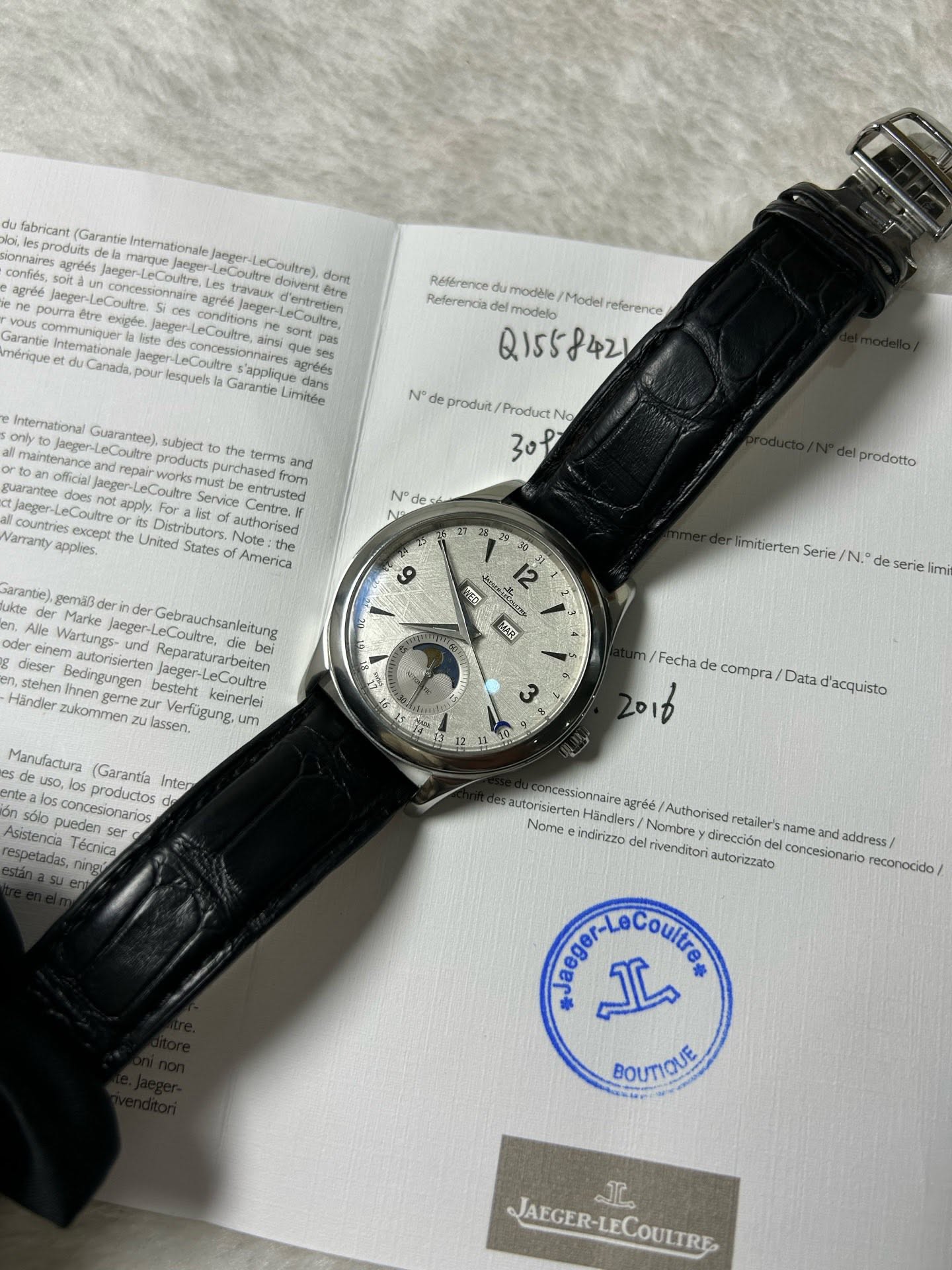 May be an image of wrist watch and text that says 'fabricant Garantie onnaires dont LeCoultre, 3eAer Reférence dumodele Model reference Referenc telmodelo Q1558421 Garantie N…