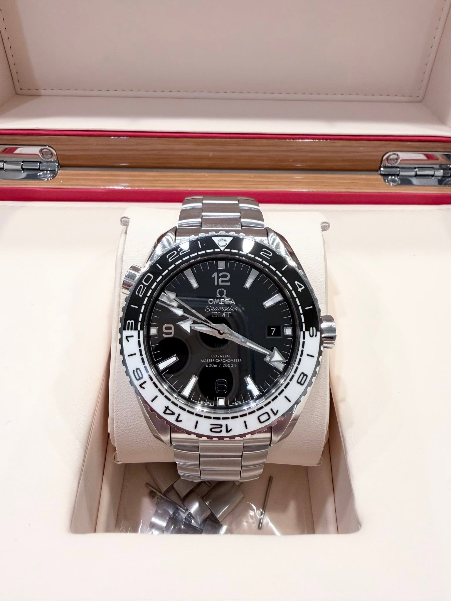 May be an image of wrist watch and text that says '1 2 量 MICA = ه B / 10 12 ei'