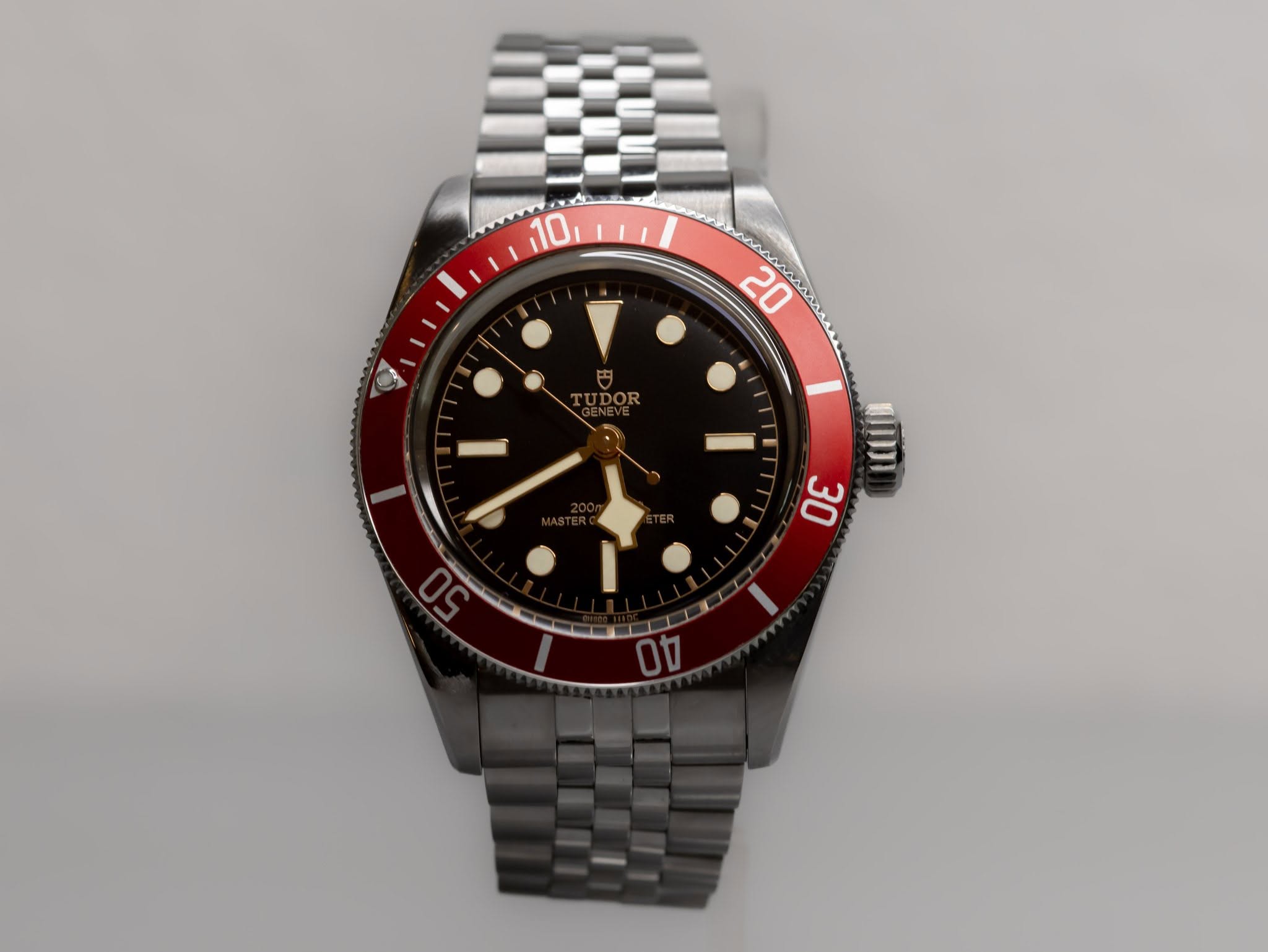 May be an image of wrist watch and text that says '10 스스스스 20 TIRE SOR σε 40'
