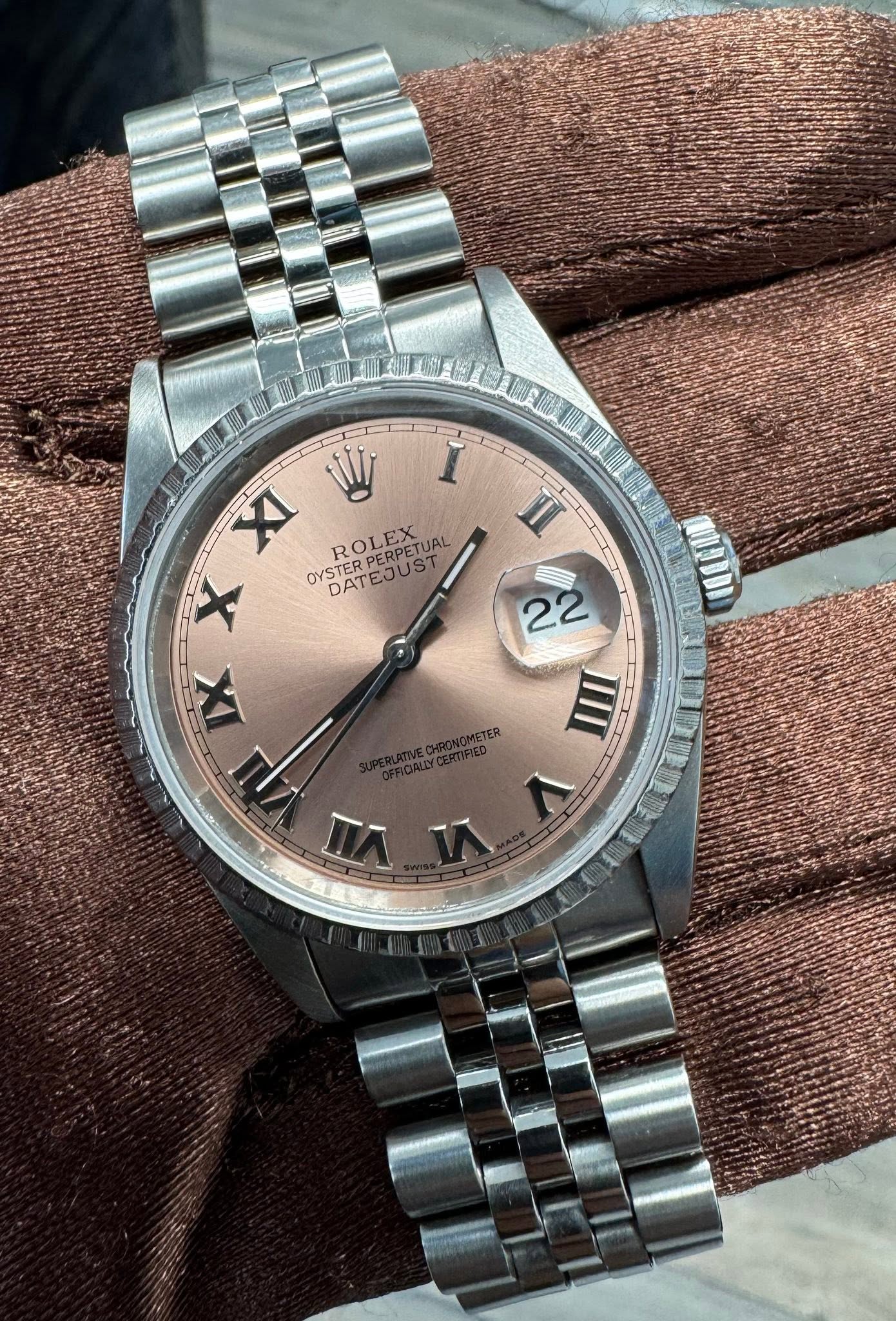 May be an image of wrist watch and text that says 'زلا I XI YSTERPERPE ROLEX PERPETUAL UAL II X OYSTER DATEJUSUAL YSTERPERPETI ERPETUAL DATE DATEJUST ERPERP IX U nA 22 IIII'