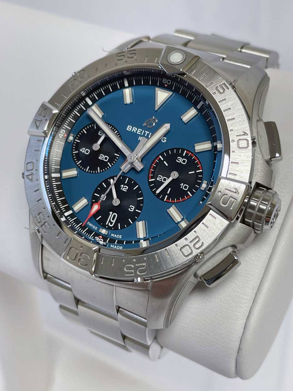 May be an image of wrist watch and text that says 'LLS 5 I さ2ま 1 W BREITI IE 40 せ יוייי-יןייןיי G 0λ I ۲ S ၁ ت ٤ 35 SWISS D 19 lst 0E อ م MADE MADE 2S TU'