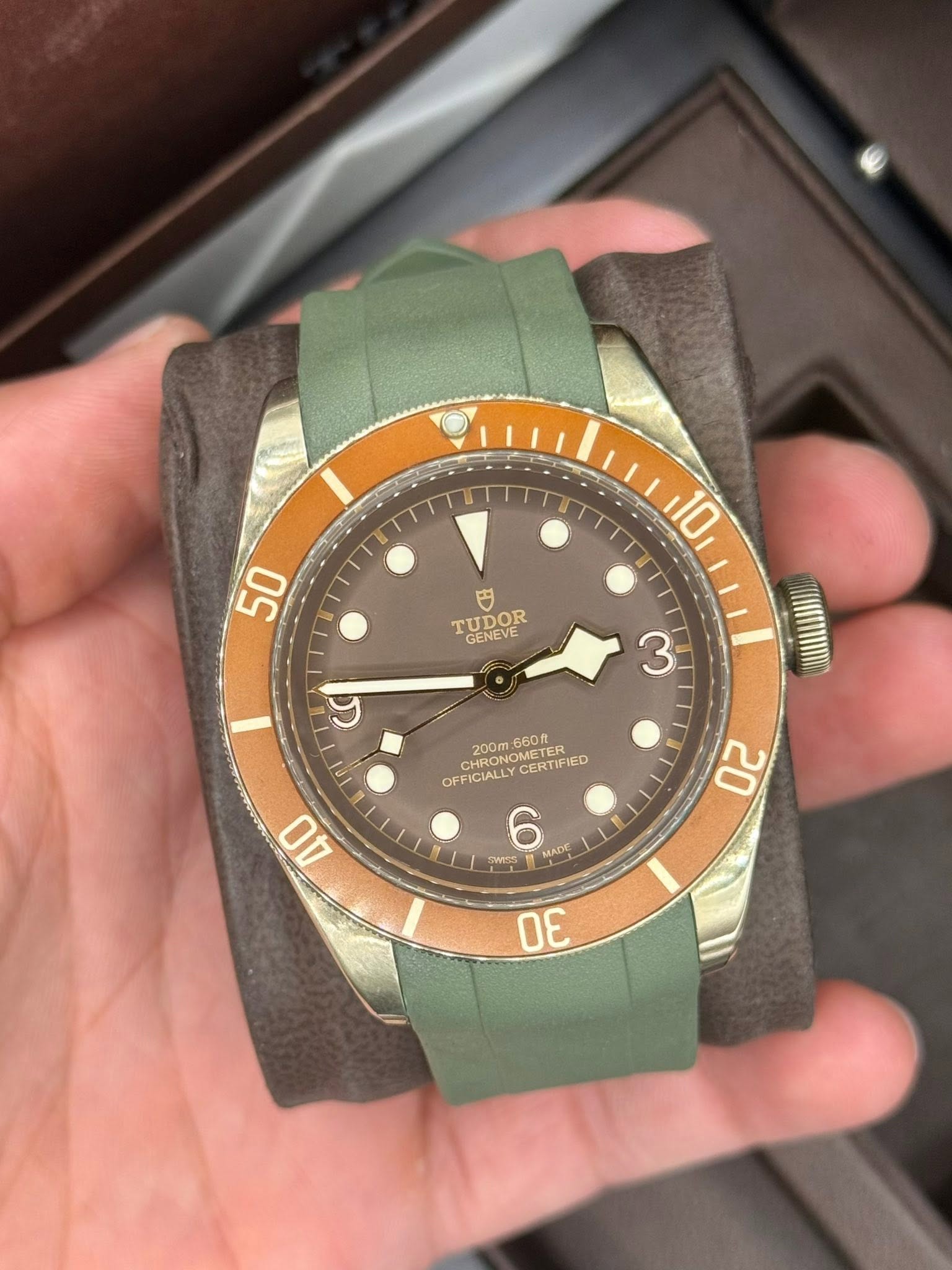 May be an image of wrist watch and text that says '50 10 円 TUDOR GENEVE ى 3 NOMNie 200m 200m660 NISTER OMETER ETER 660A CHRONOMETER CHRONG CERTIFIED OFFICEALLTCERTIFIED CERTU…