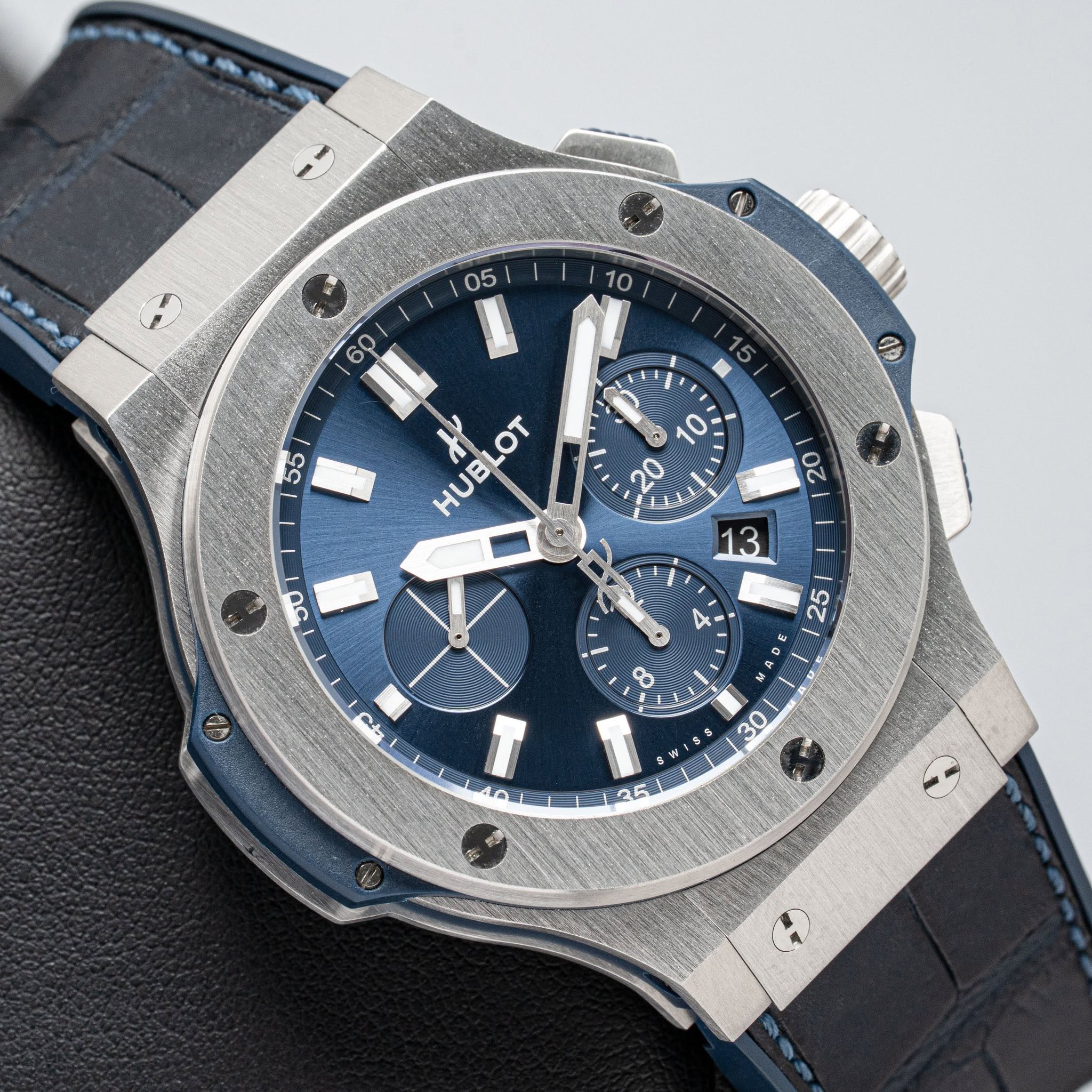 May be an image of wrist watch and text that says ' 0b 55 ล 1O 20 L 13 HUBLOT 白田 σεν S 1 5'