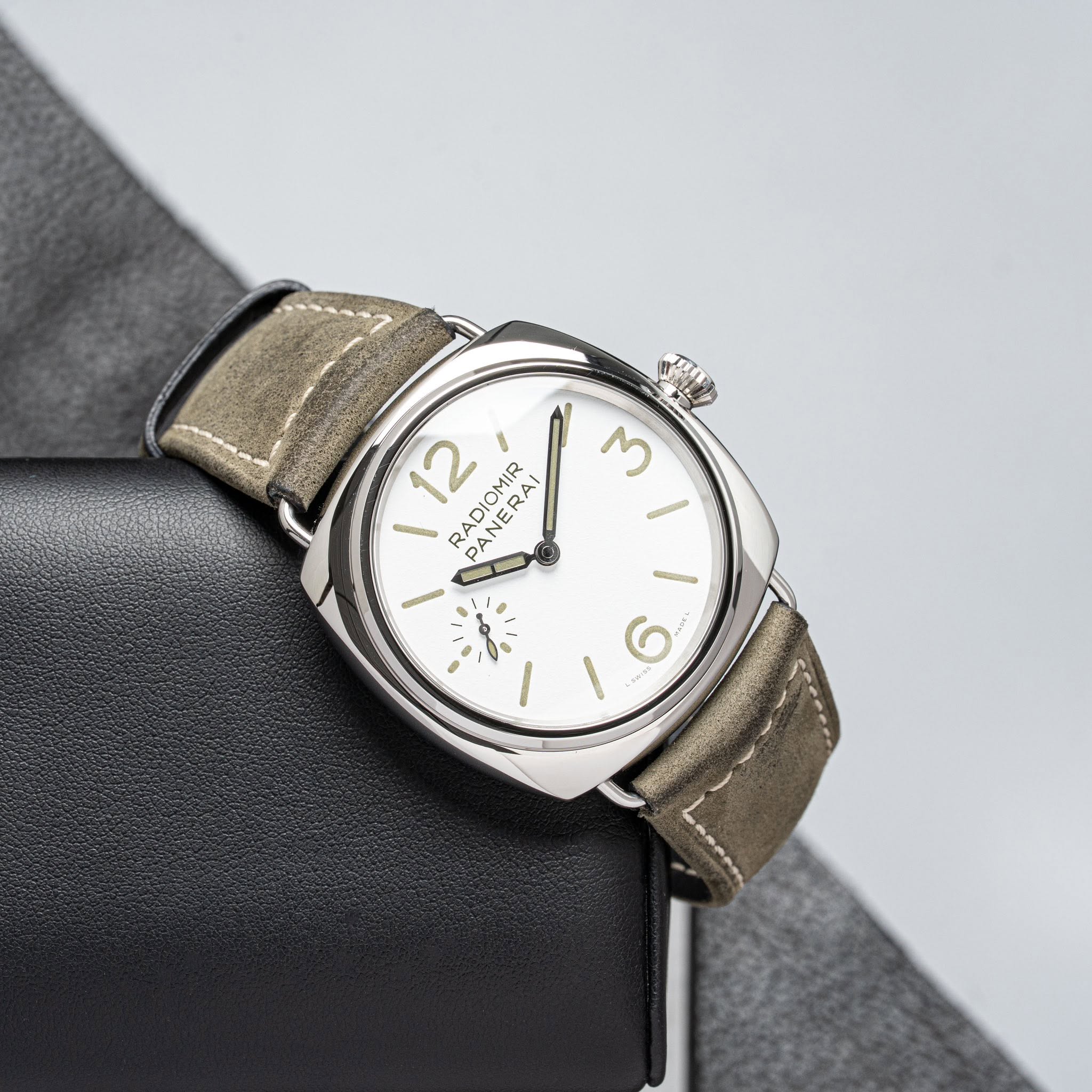 May be an image of wrist watch and text that says 'ل 12 RADIOMIR PANERAI RAI R RAI PAN NE 6'