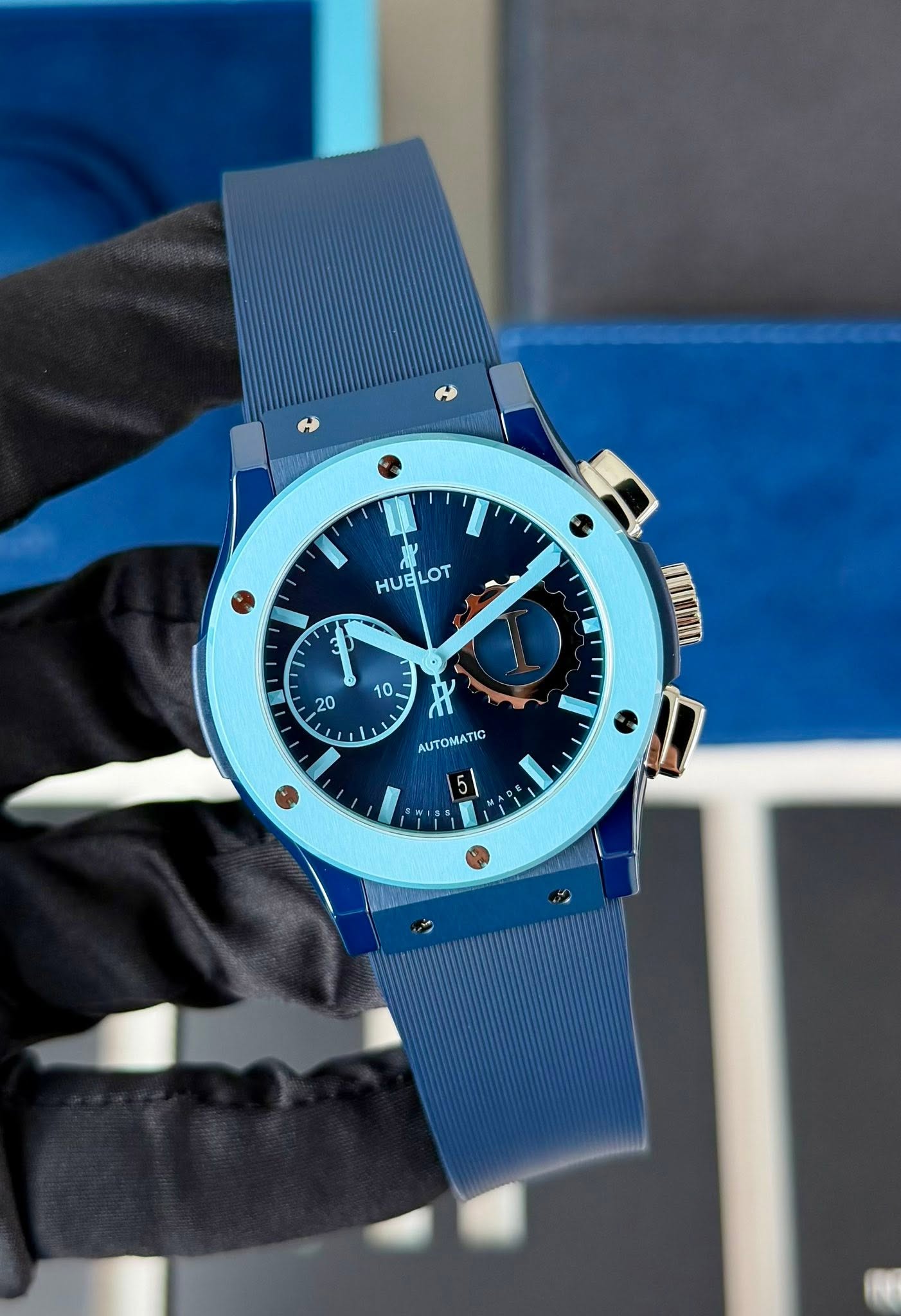 May be an image of wrist watch and text that says 'HUELOT 10 20 1 MINI 15'