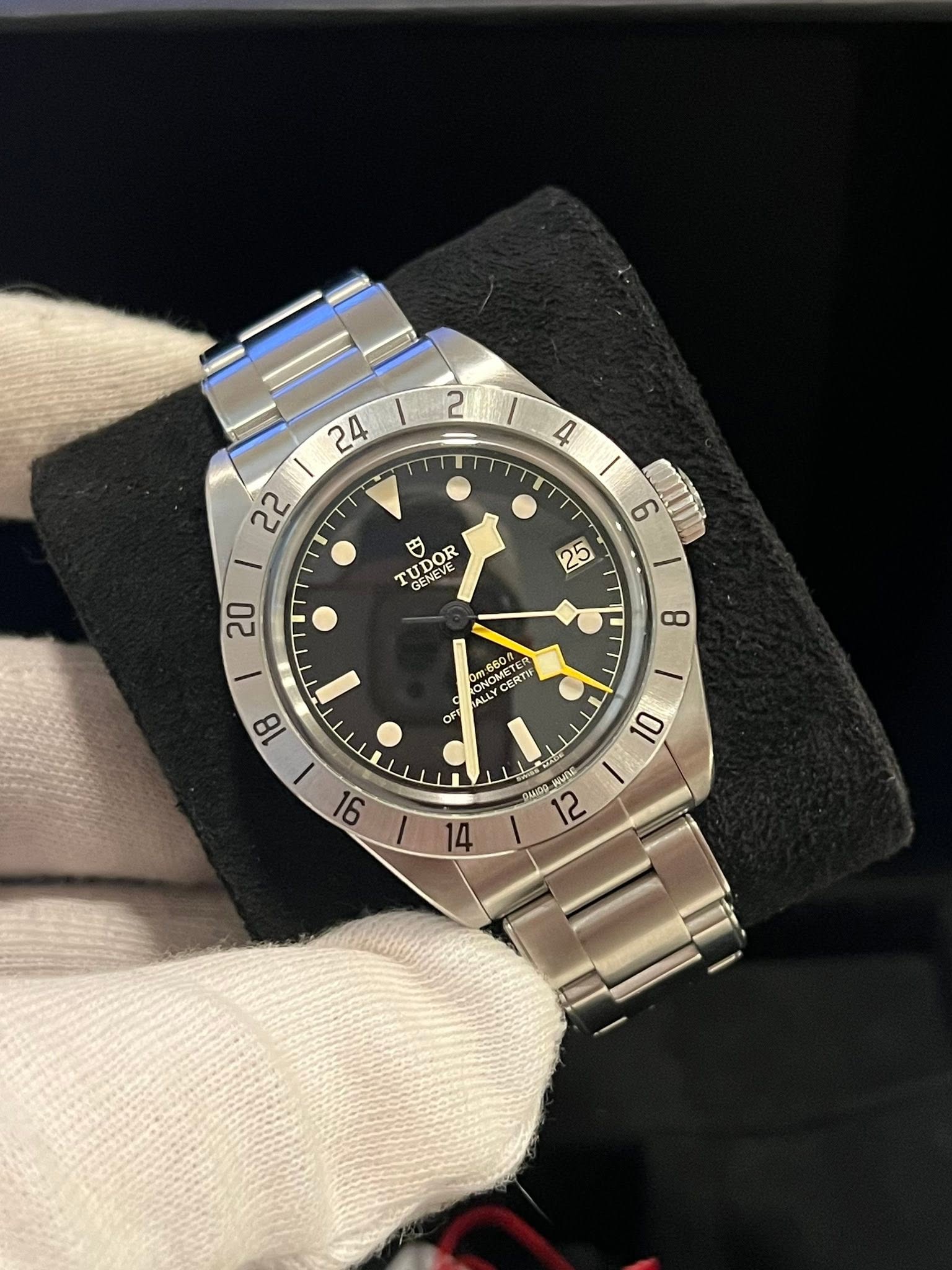 May be an image of wrist watch and text that says ' TU DOR 円 GENEVE OR ل س 20 8 660 ONO ONOMETE NOMETER UER CERTH ALL OF 18 OI 91 1CO LIG 3 2 기'