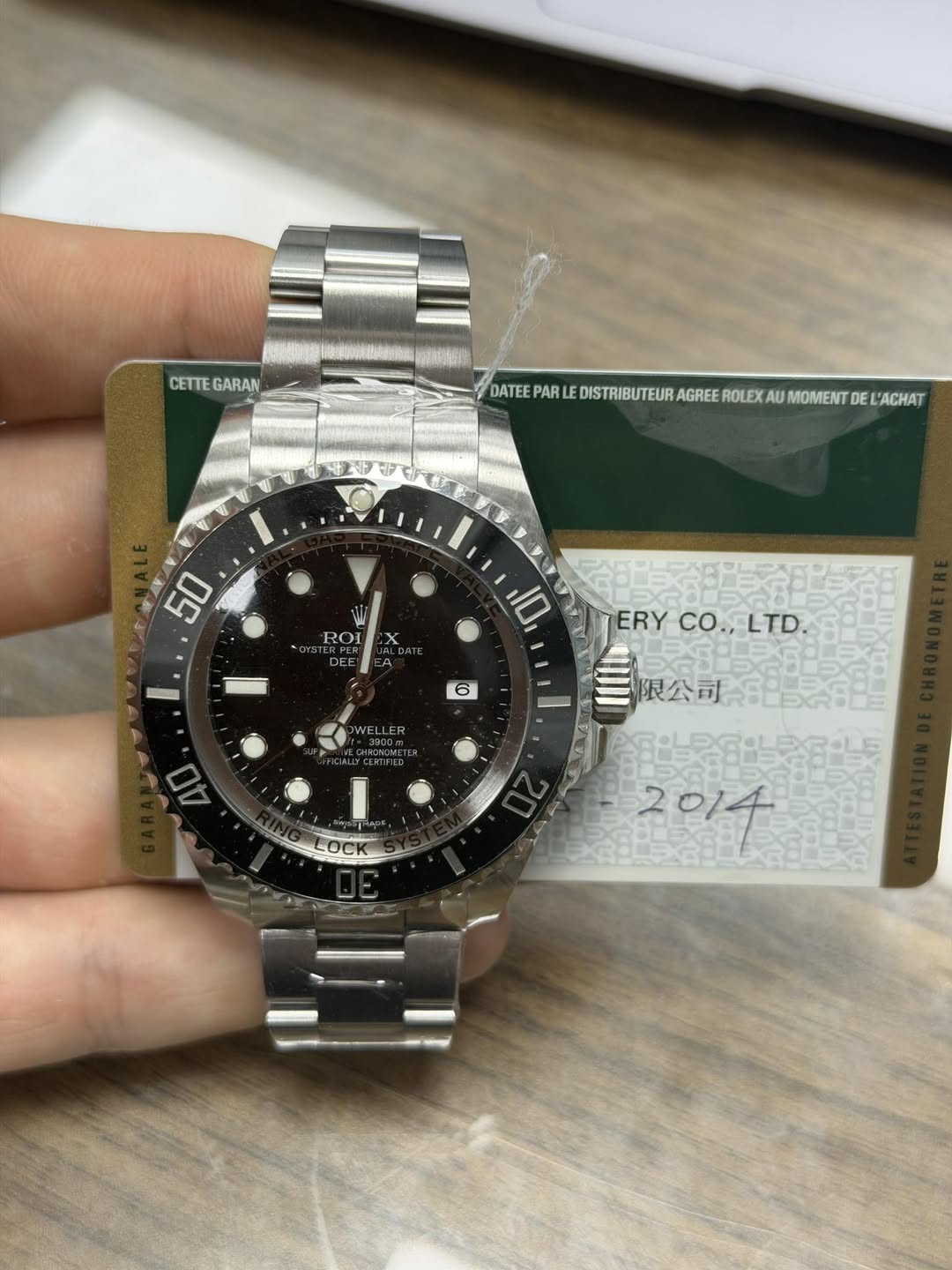 May be an image of wrist watch and text that says 'CETTE GARAN DATEE PARL LE DISTRIBUTEUR AGREE ROLEX AU MOMENT DE L'ACHAT 50 ROI X EA 10 ERY ERYCO.,LTD. co. CO.,LTD. LTD. 6 WF W…