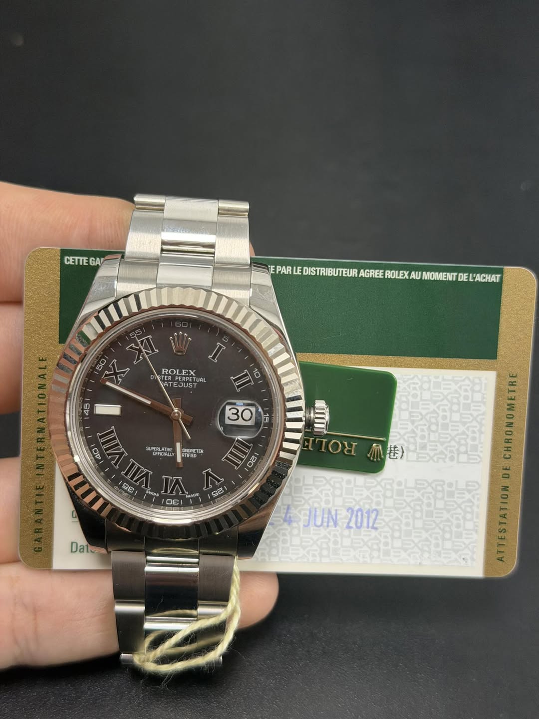 May be an image of wrist watch and text that says 'CETTEG GAY PAR EPMIESTRCTERAGREOL E DISTRIBUTEUR AGREE ROLEX AU MOMENT DE L'ACHAT 50 I ROLEX TUAL JUST 0V SUROLATINT BTPA OHWETER…