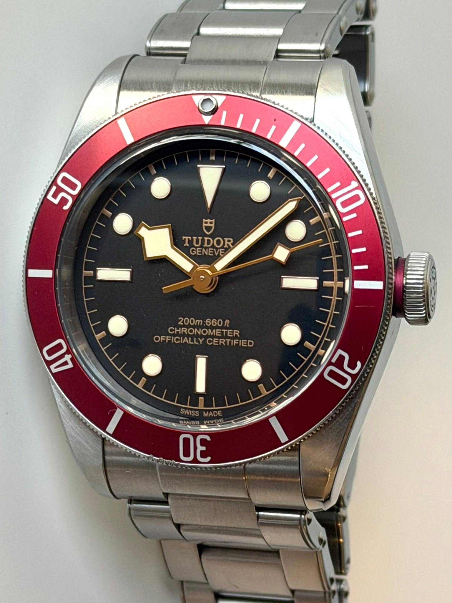 May be an image of wrist watch and text that says '50 TUDOR GENEVE 10 200m 200m.660R 660f CHRONOMETER RONOME TER OFFICIALLYCERTIFIED FIED OFFICIALLY CERTIFIE CE I AO 7 20 σε'