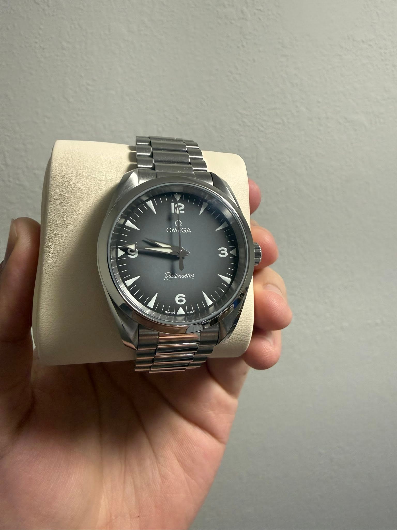 May be an image of wrist watch and text that says '12 S 12 OM:GA OM GA 3 R imadtel 6 إمل/'