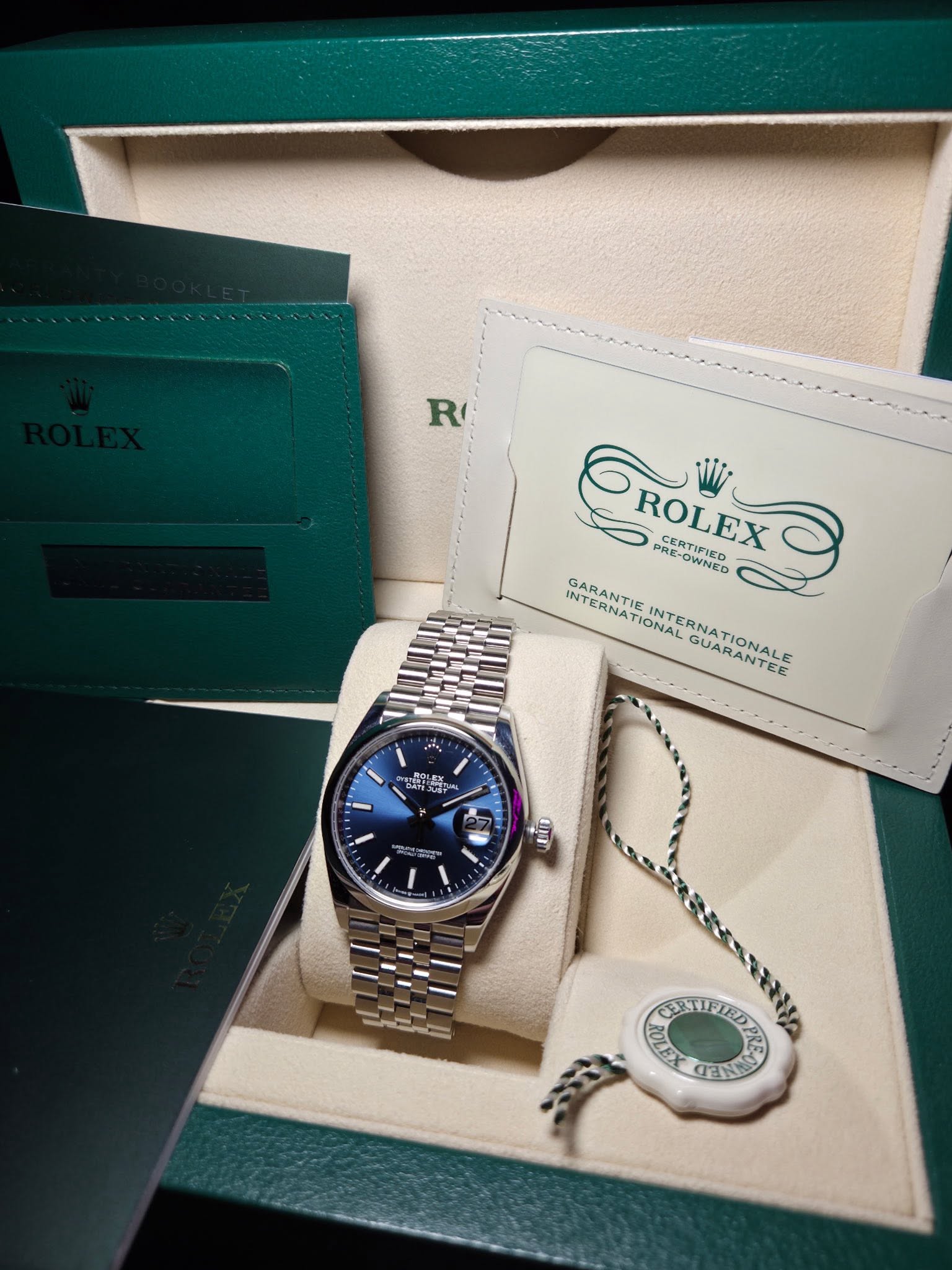 May be an image of wrist watch and text that says 'R R ROLEX PAE- PRE-OWNED CERTIFIED CERTIFIED INTERNAT IONAL GARANTIE INTERNA GUARANTEE INTERNATIONALE NATIONALE は रम זב ០ CIN…