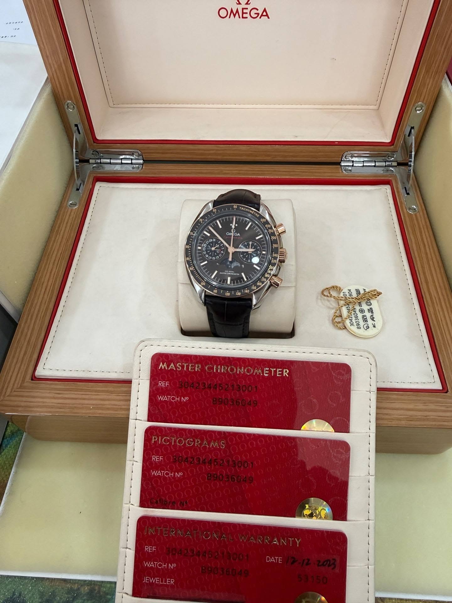 May be an image of wrist watch and text that says 'ح.... OMEGA - LA MC م 増. እክስጵክ POTNDE 電素者 የርዕጥ 初 PC9E06 EDE MASTER HRONOMETER MASTERCHRONOMETER ARON ETER WA WATCHN® CHN…
