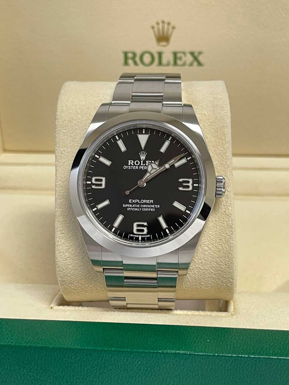 May be an image of wrist watch and text that says 'ROLEX ROLF LF RO OYSTER YSTERPER PER I 9 3 EXPLORER CUSGNONE SUPERLATIN LATIVECH ATIECHAC CHRONONET SUPERLATIECHIENOMETER…