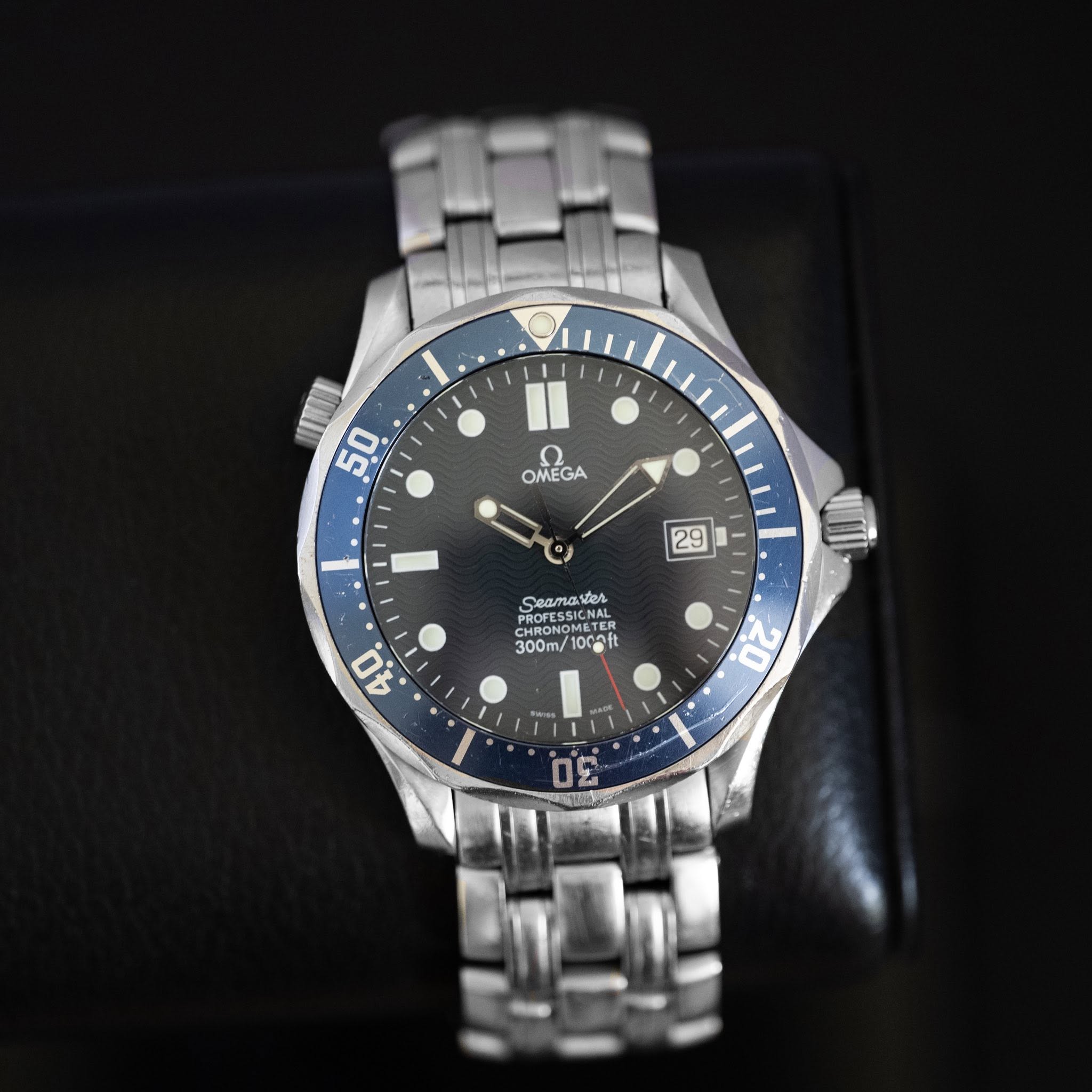 May be an image of wrist watch and text that says 'I 50 OMEGA روا 29 Ceamaver eл PROFESS PROFESS PROFESSICNAL CHRONO STEL CNAL AL 300m/ CHRON ocう土t 40 20 30'