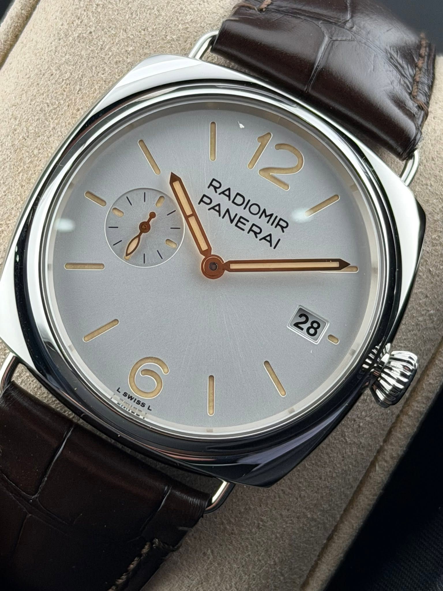 May be an image of wrist watch and text that says '12 PANERAI PANERAI ΦΛΟΙρHΣ RADIOMIR 特 28- 28 Me SWISS 6 SL CHr'
