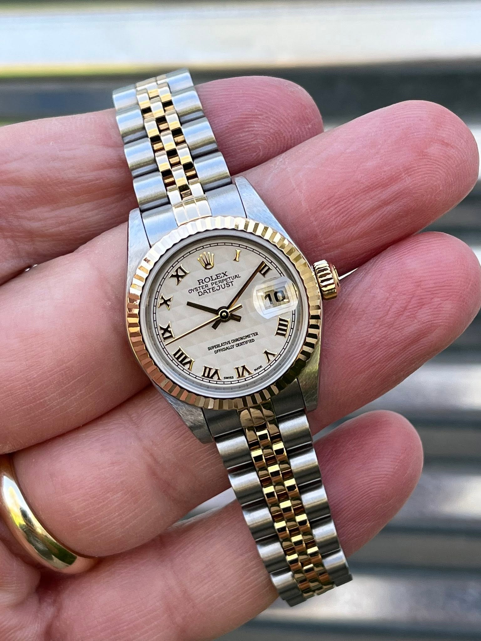 May be an image of wrist watch and text that says 'III χι W I YR STERPERPETUA LEX OLEX α A YSTERP DATEJ STERBEX PETUAL OYST DATEJUST TEJUST PRATU x IX VIII νη OmETИR T 2…