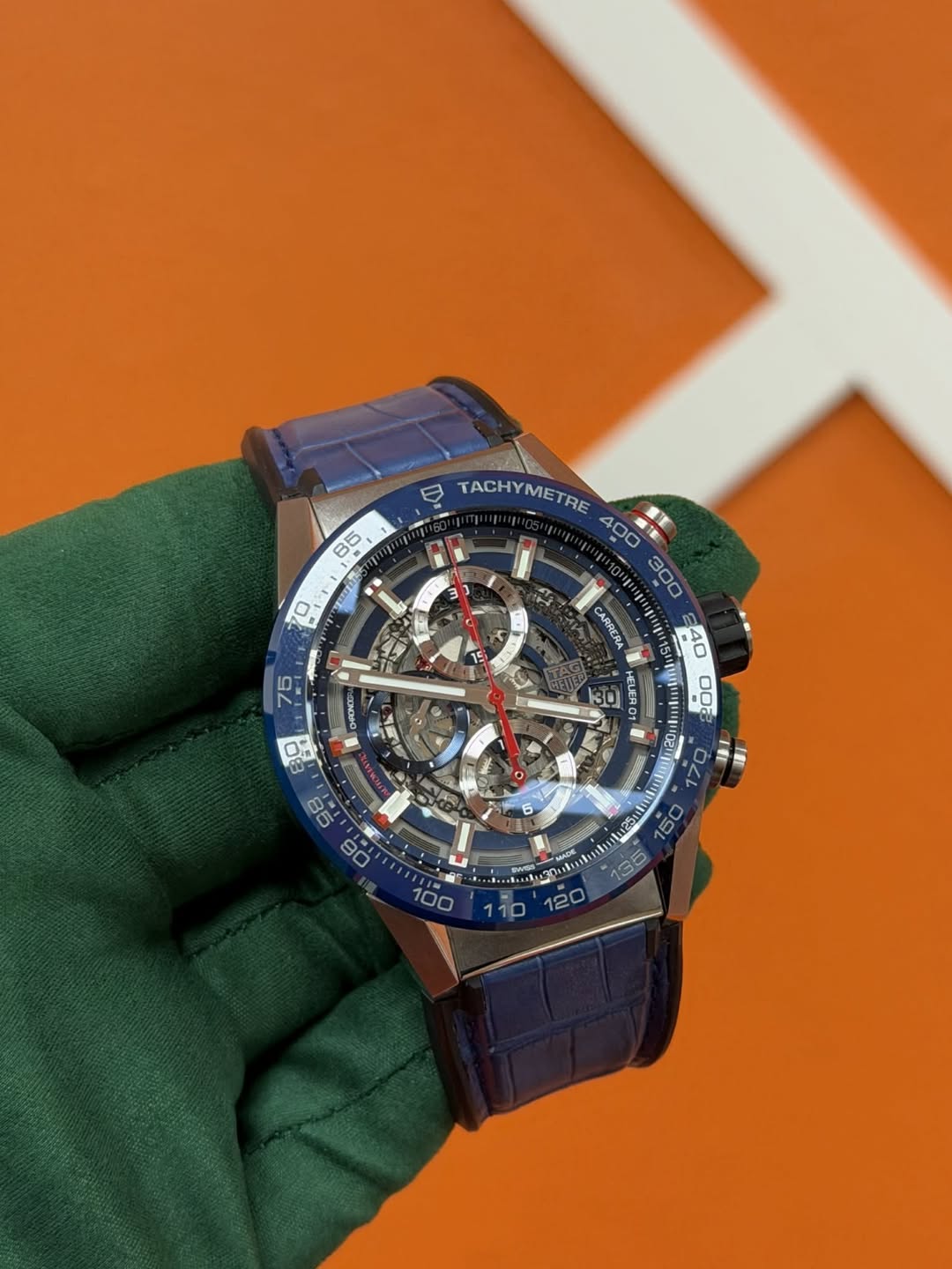 May be an image of wrist watch and text that says '85 E TACHY TACHYMETRE MET METRE 400 300 CARRERA 40 HELERO1 40포래 00 OHRONCG DECO o N 85 C '