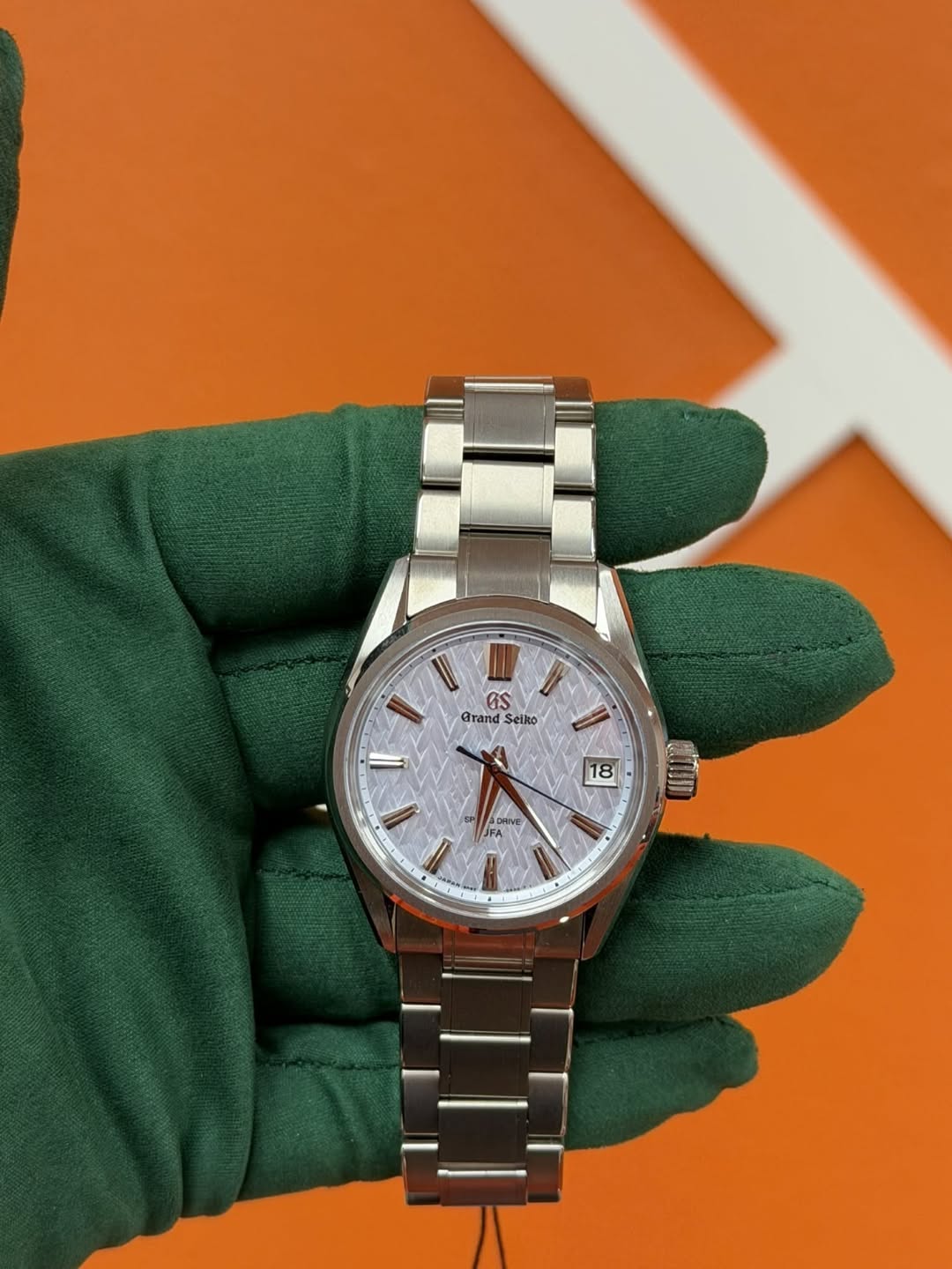 May be an image of wrist watch and text that says 'eS Grand Seiko Il 18 ORIVE I'
