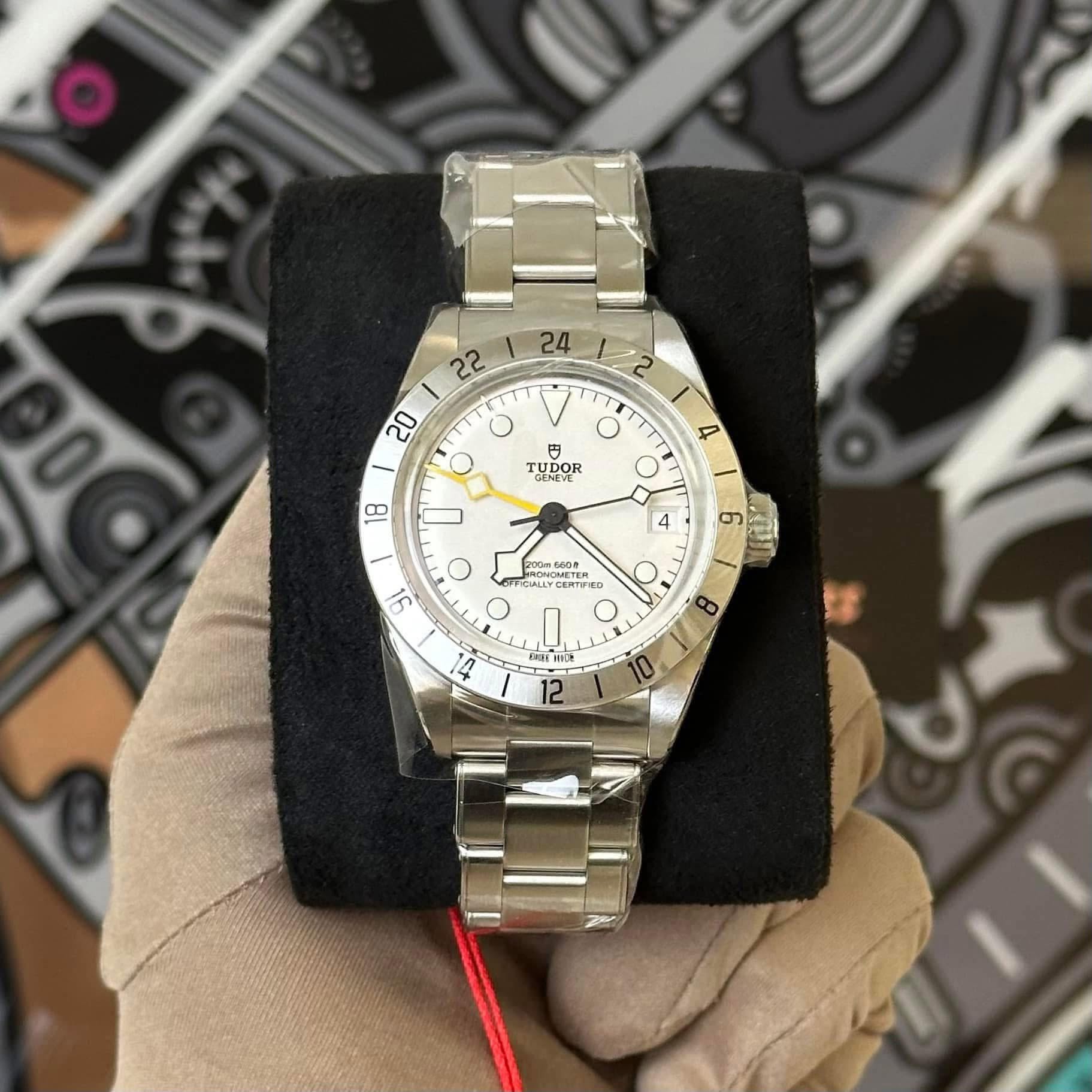 May be an image of wrist watch and text that says ' T TUDOR UDOR 18 Ο 1 4 O တ A XI បេជាា ETER 66 6600 G00 FuT CIALLYCERTIIE אקרסם ממארקה 91 8 น้ 1S م 0'