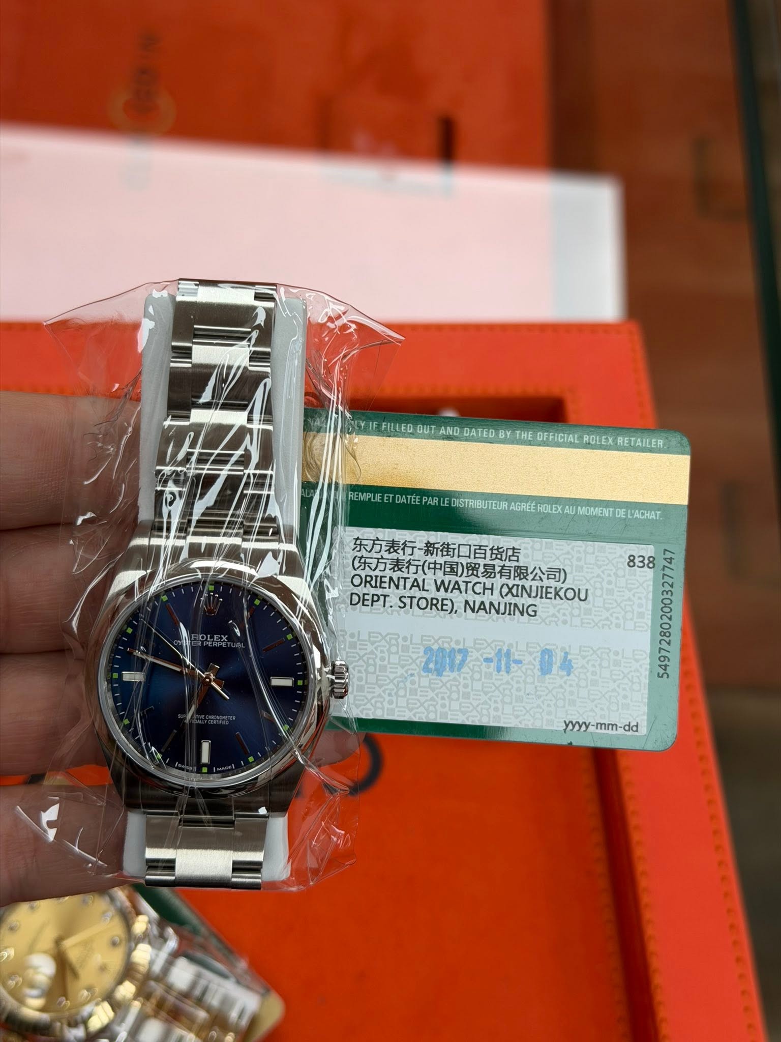 May be an image of wrist watch and text that says 'UTILDOETAMOBATONG THE OEFICIAL ROLEX RETAILER TAND ФATE REMPLIE ETDATEE PAR DISTRIBUTEUR GREE HEUEX 好 L'ACHAT 东方表行- 我力表行-新街口百售店…