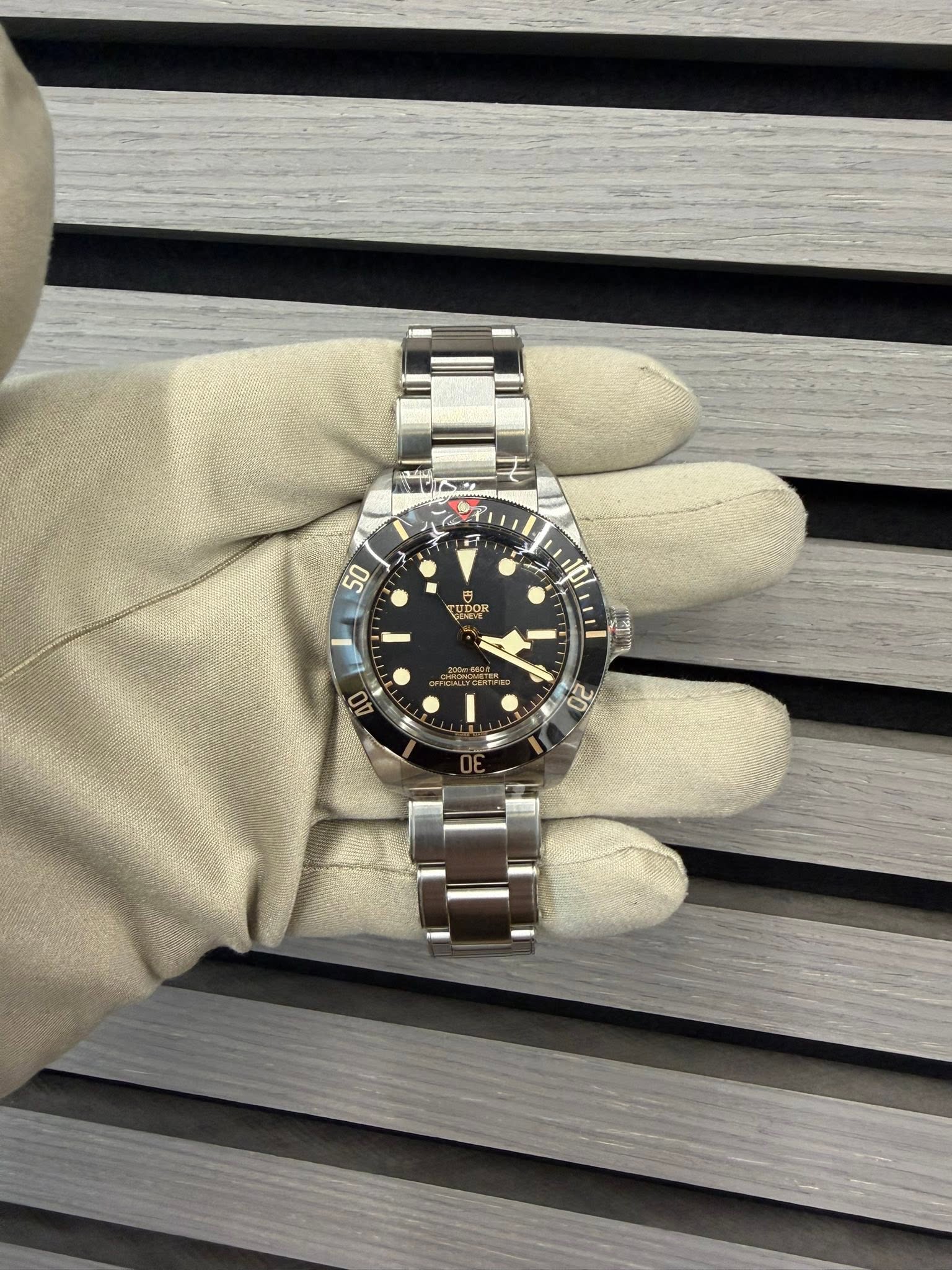 May be an image of wrist watch and text that says '50 CUDOR CUDON 107 blid 40 01 02'