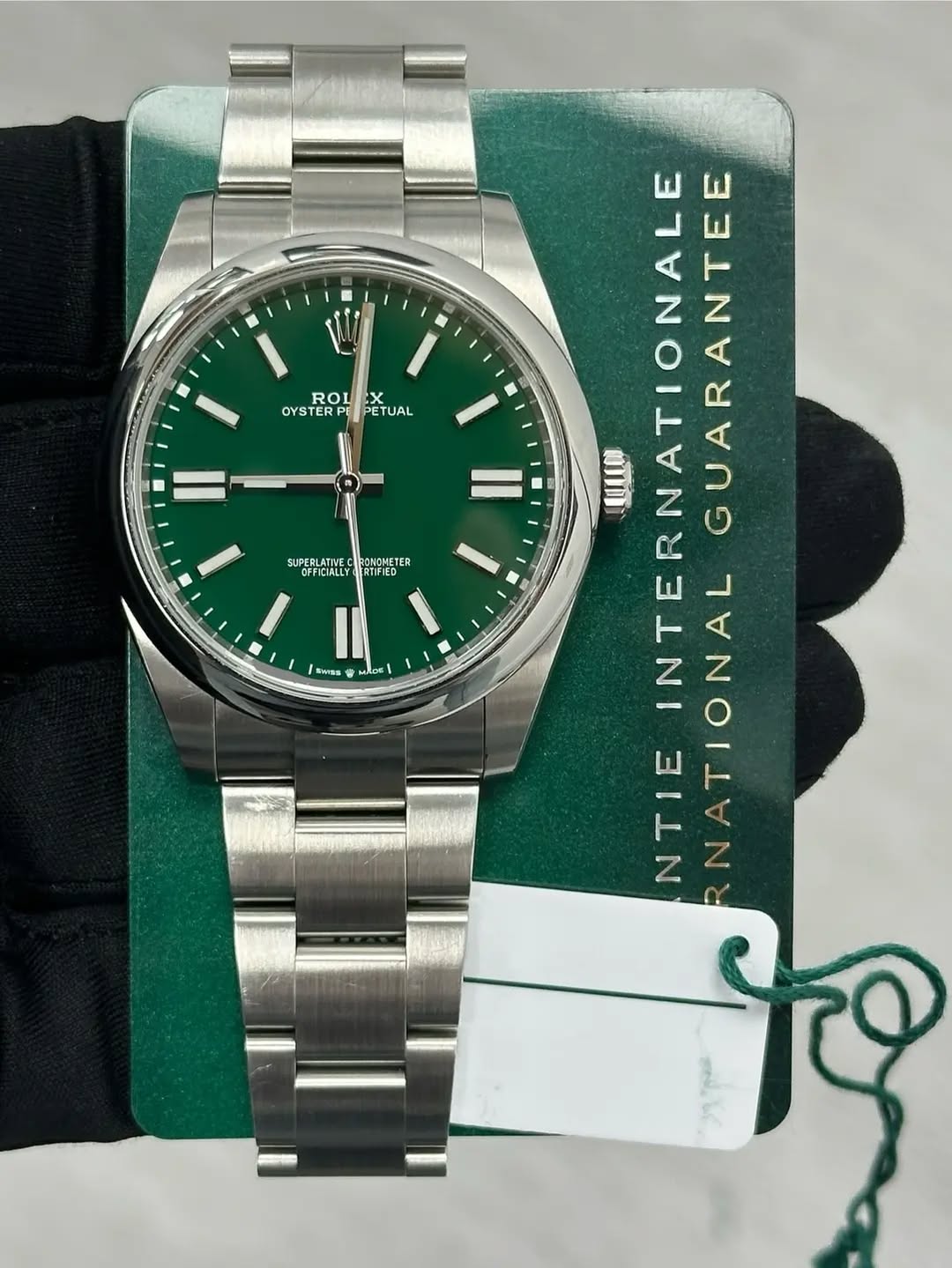 May be an image of wrist watch and text that says 'ROL X OYST OYSTERP PETUAL UAL SUPERLATNEC FONCMETER OFFICIALLY RTIFIED SWISS MADE UO INTERNATIONALE INTERNATIONAL ERNATIONALE…