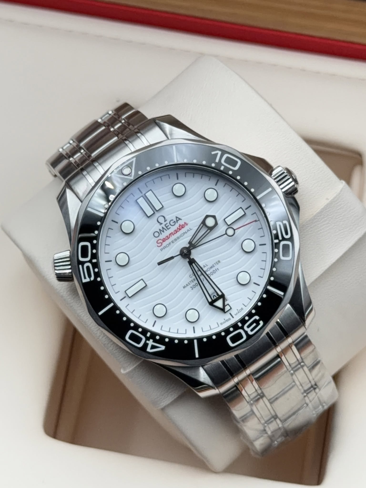 May be an image of wrist watch and text that says 'O II O OMEGA Seamaster SSIONAL AL Semmanto PROFESSIONAL 6 50 5 PRO PROFES PROP I 2 20 س NOM&TE DOOft MASTER MASTER 300 300 n…