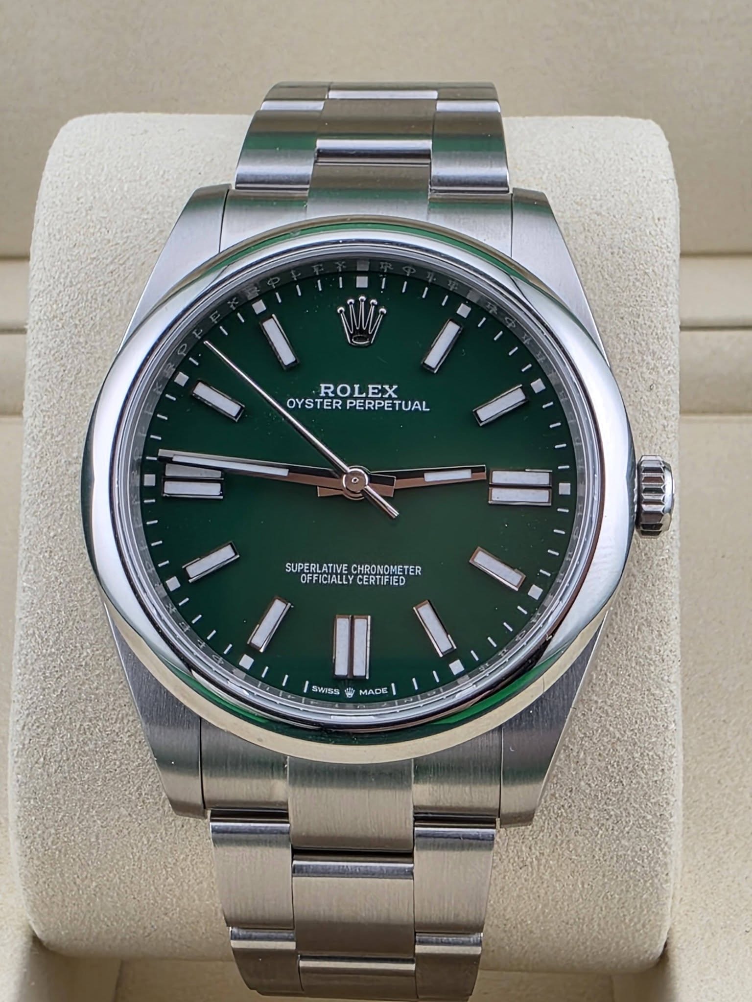 May be an image of wrist watch and text that says 'ROL .ROLEX EX OYSTER OYSTERPERPETUAL PERPETUAL IN SUPERLATIVEC CHRONOMETER OFFICIALLY FFICIALLYCERTIFIED CERTIFIED…