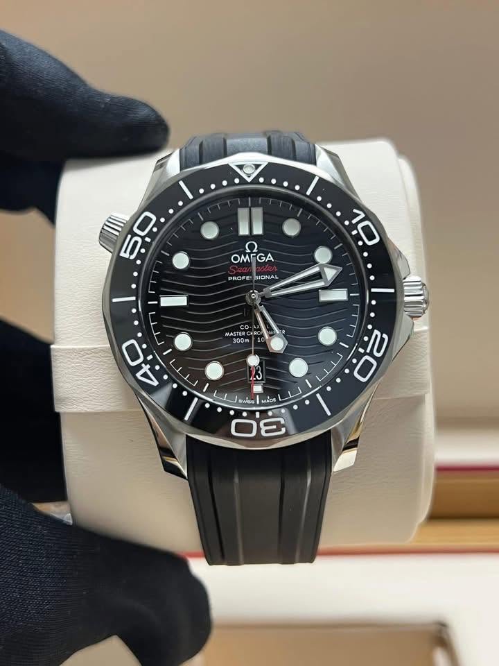 May be an image of wrist watch and text that says '50 D 5 ب GA PROFE 10 ONAL CO MASTE 300m 40 ف 4 ١ ኢፖት Was MADE أ 2. בו. 0'