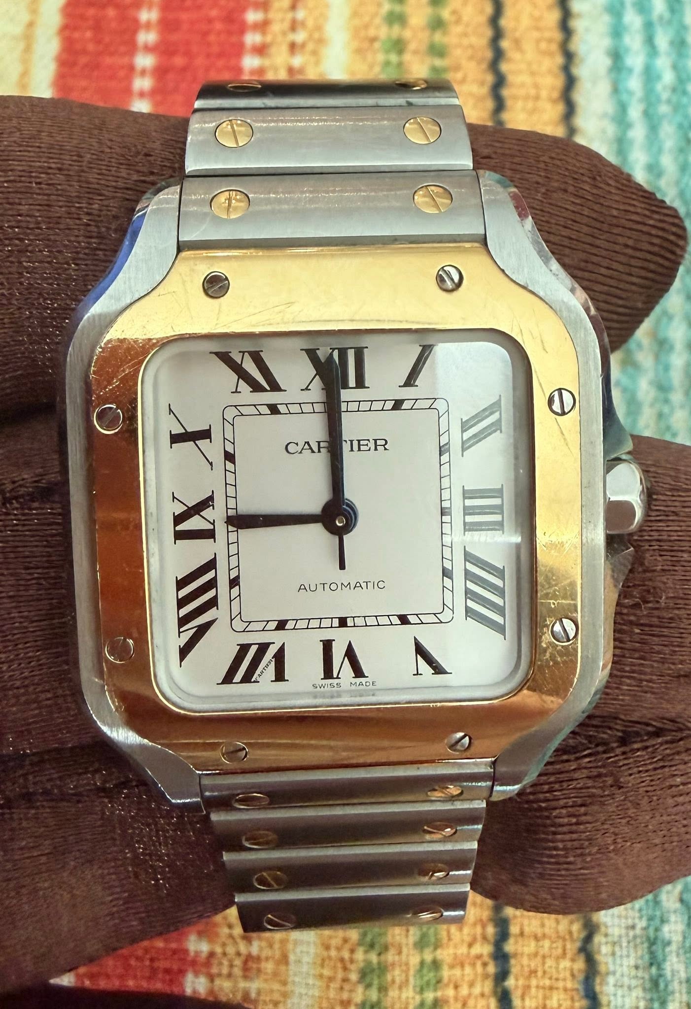 May be an image of wrist watch and text that says '1 XIXII XI X 一間 CAFTIER CAR IER VIIIIX IX VIII I1 館盟 И A SWISS nИ MADE IIII AUTOMATIC'