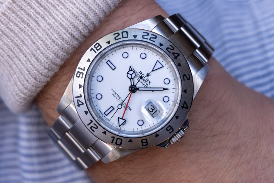 May be an image of wrist watch and text that says '20 22 9 O L 18 1 O O SUPERLATIVE CIALC ERLATI PILTVE ALI OFEATIVE ل O သ 0 الس 2L Swyss D TER Mape O CUTICO'