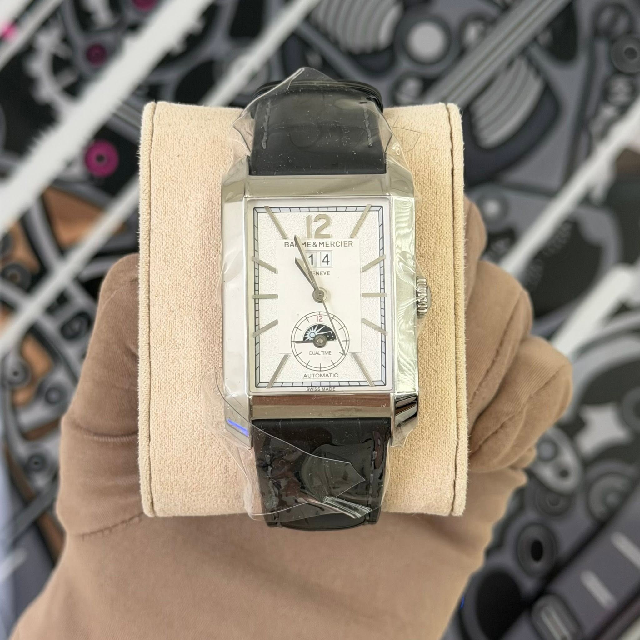 May be an image of wrist watch and text that says '12 BAЙ ME&MERCIER ERCIER 14 NEVE NEVE והפצח) ALTAn AUTOMATIC'