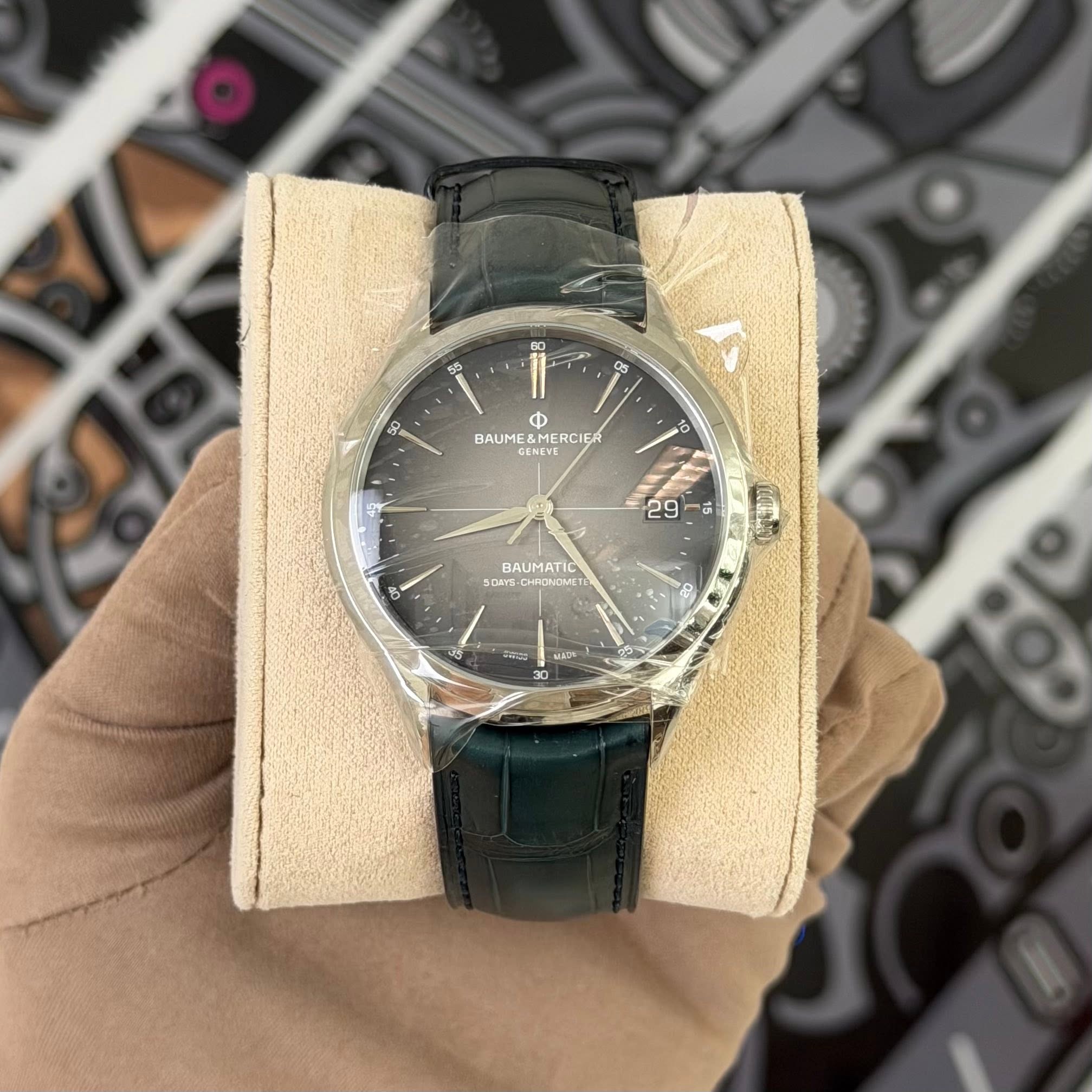 May be an image of wrist watch and text that says 'వవి 05 8 Ф BAUME BAUME&MER E&MERCIER BAUMEGMERCIEA RCIER ENEYE 10 29 6 BAUMATI CAYE 5Y- DAYS-CHRONDME -CHAONDMET 3 ฟีนธว MADH'