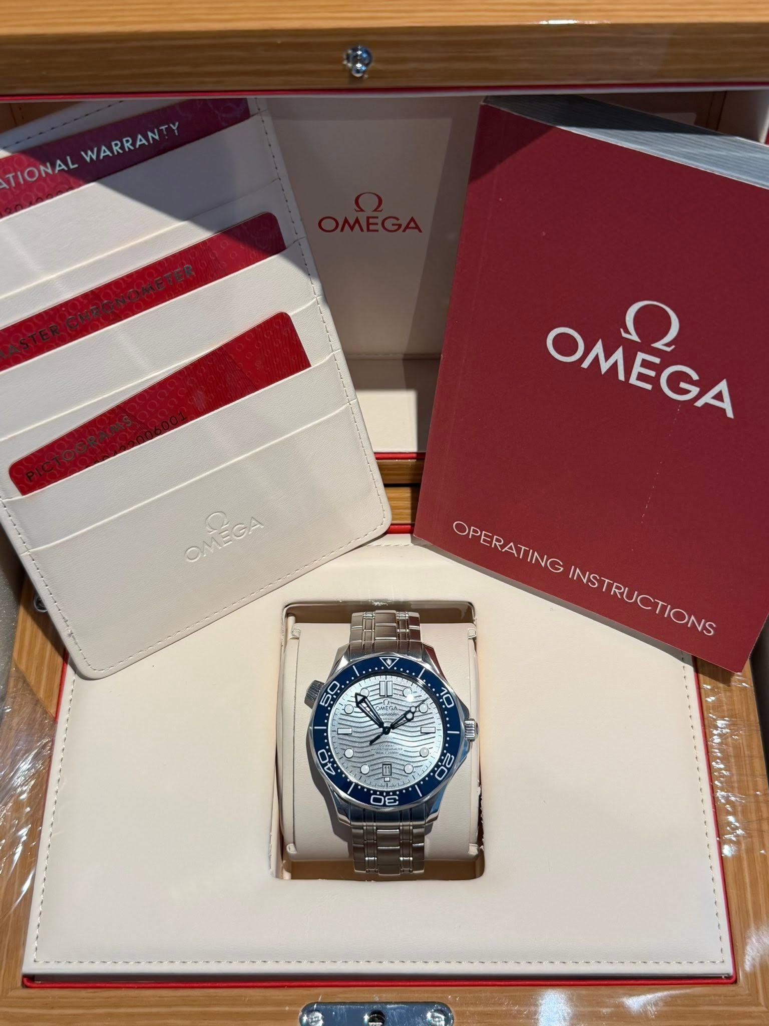 May be an image of wrist watch and text that says 'WARRAN TIONAL OMEGA Ω OMEGA OPERATING OPERATING INSTRUCTIONG INSTRUCTIONS بن 10 ا 40 0 00'