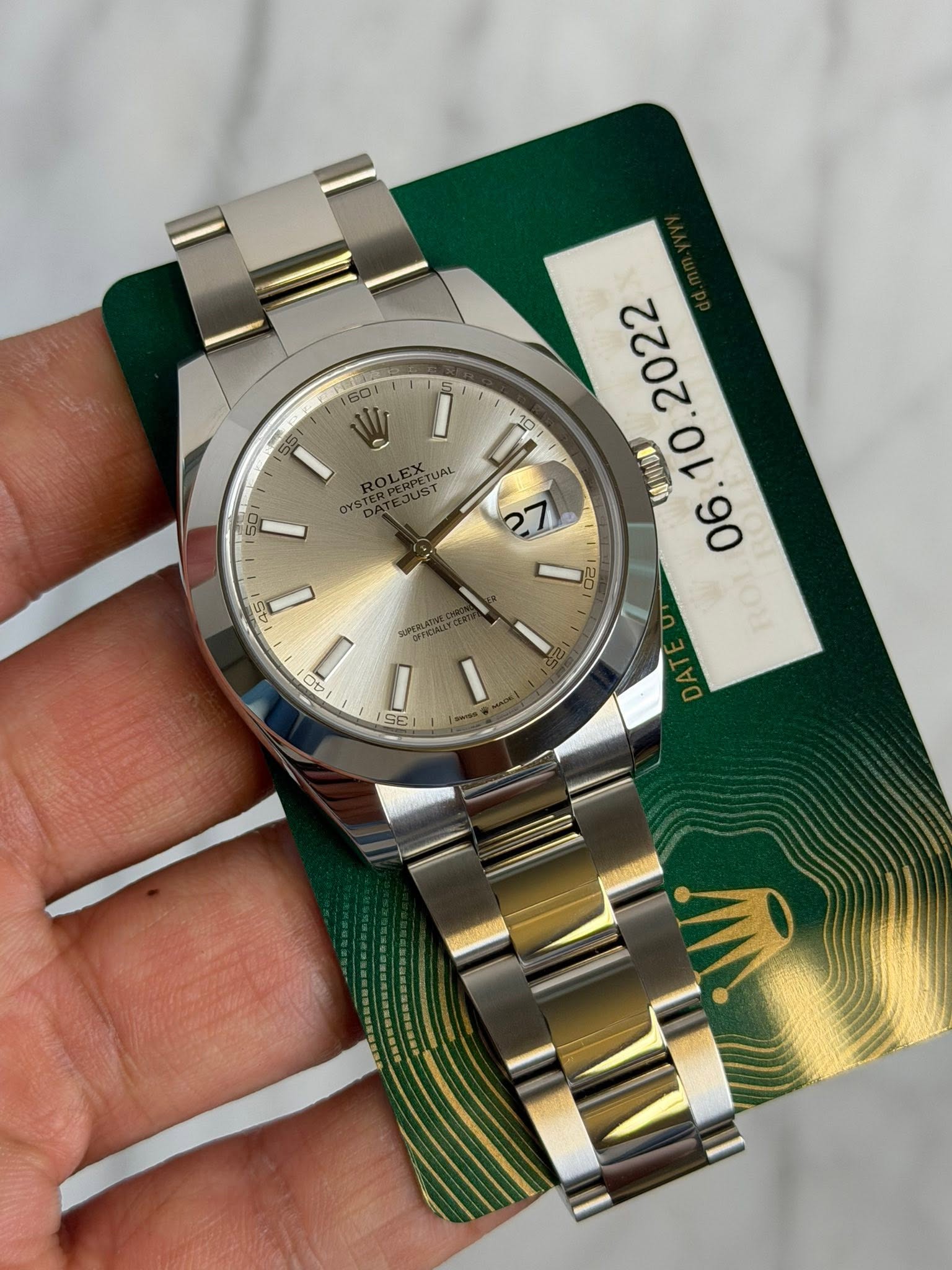 May be an image of wrist watch and text that says '60 EVI lt 05 RPERPETUAL RPETUAL JUST OYSTE M 種川小車 I O ot O SE JE'