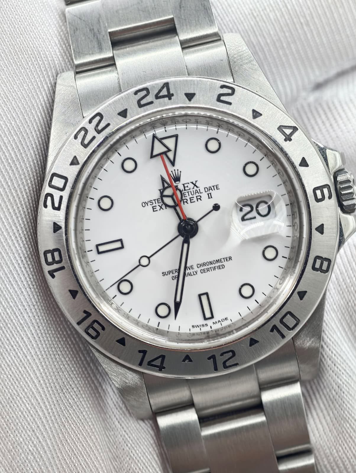 May be an image of wrist watch and text that says '2 O 24 22 O 20 O EX EYIAL DATE RER II OYSTE EXI 4 o O O SUPER IVE CHRONOMETER CERTIFIED ALLY OF O VL 0 8 O O SWISS MADE'