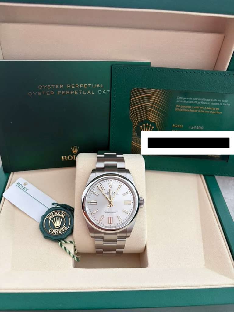 May be an image of wrist watch and text that says 'PERPETUAL PETUAL TUALDAT TUAL DAT ROLEX i ١ / ROA 告 X = שר, POLE ROLEXS W CENEVE CENE POR - D'