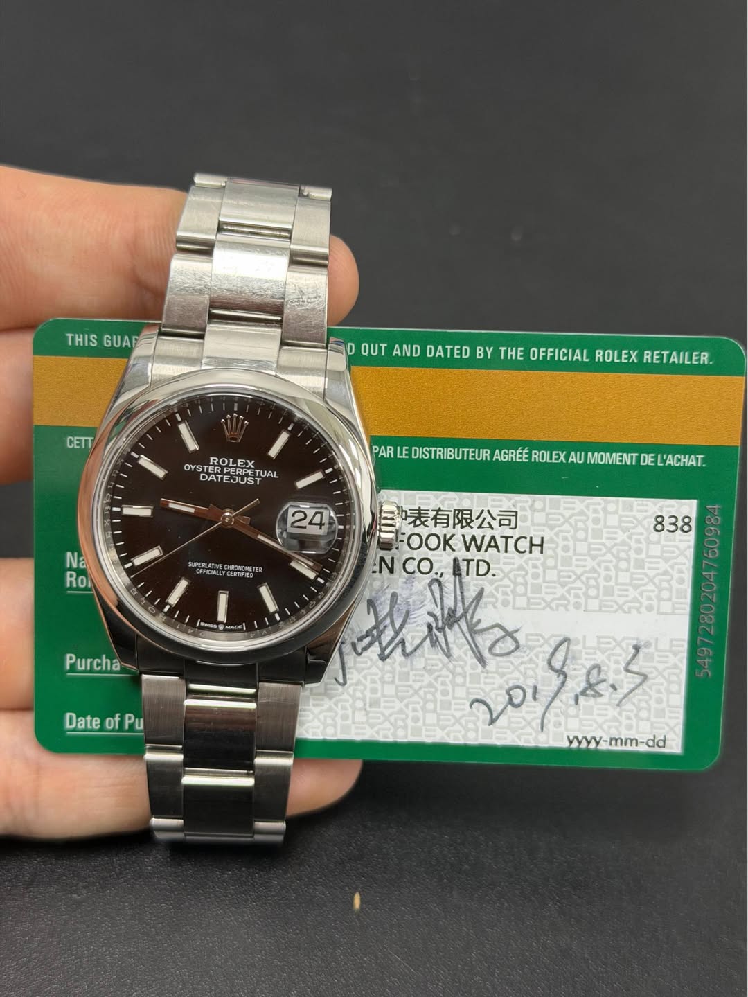 May be an image of wrist watch and text that says 'THISGUAF THIS GUAF 30 DOUT OUT AND DATED BY THE OFFICIAL ROLEX RETAILER. CETT OYST ROLEX 번스 DAT CA ATEJUS TERPEI ATEJUST UAL…