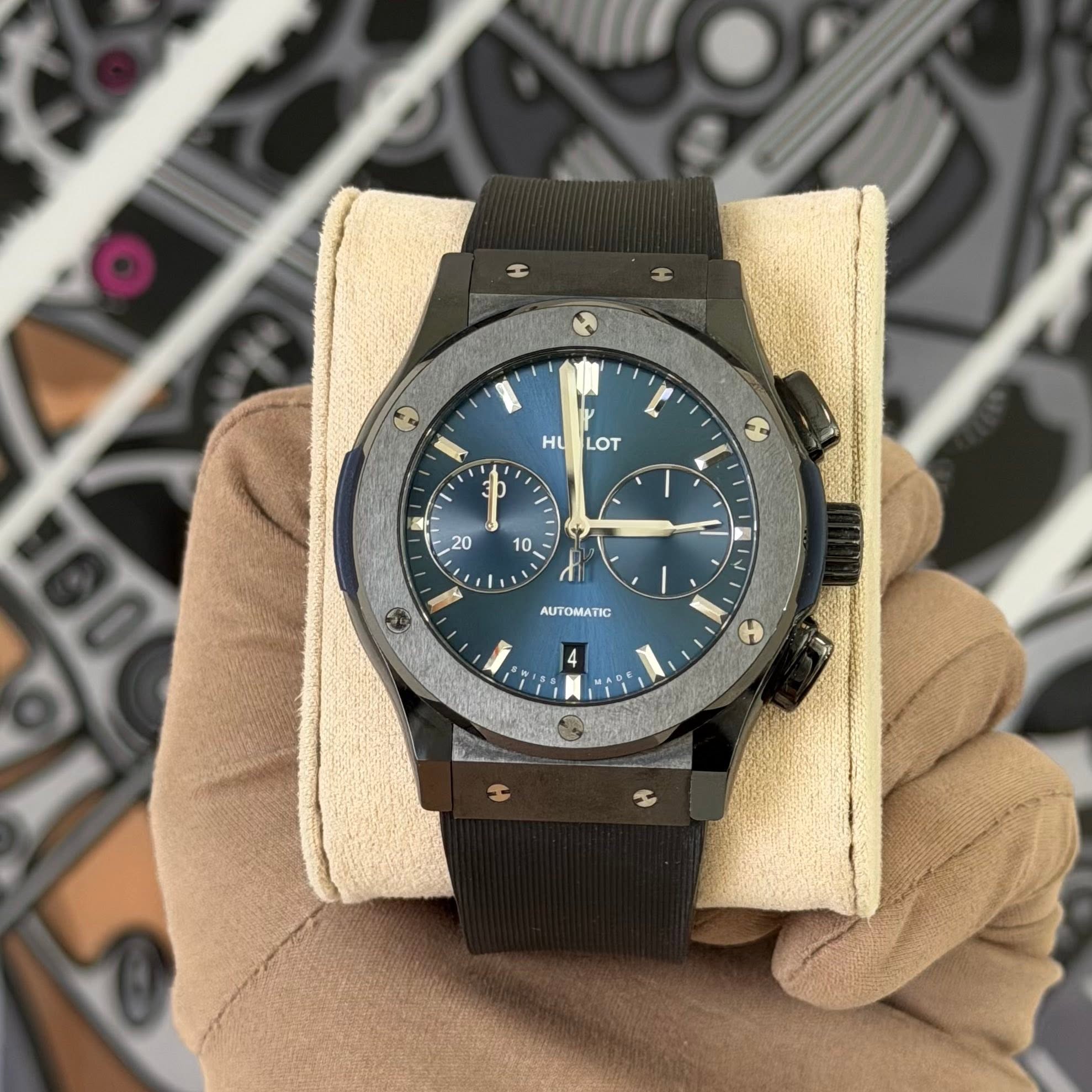 May be an image of wrist watch and text that says '٣ A HU LOT / S 20 - - = - + 0 0 S AUTO AM ATIC ١ 4 H'