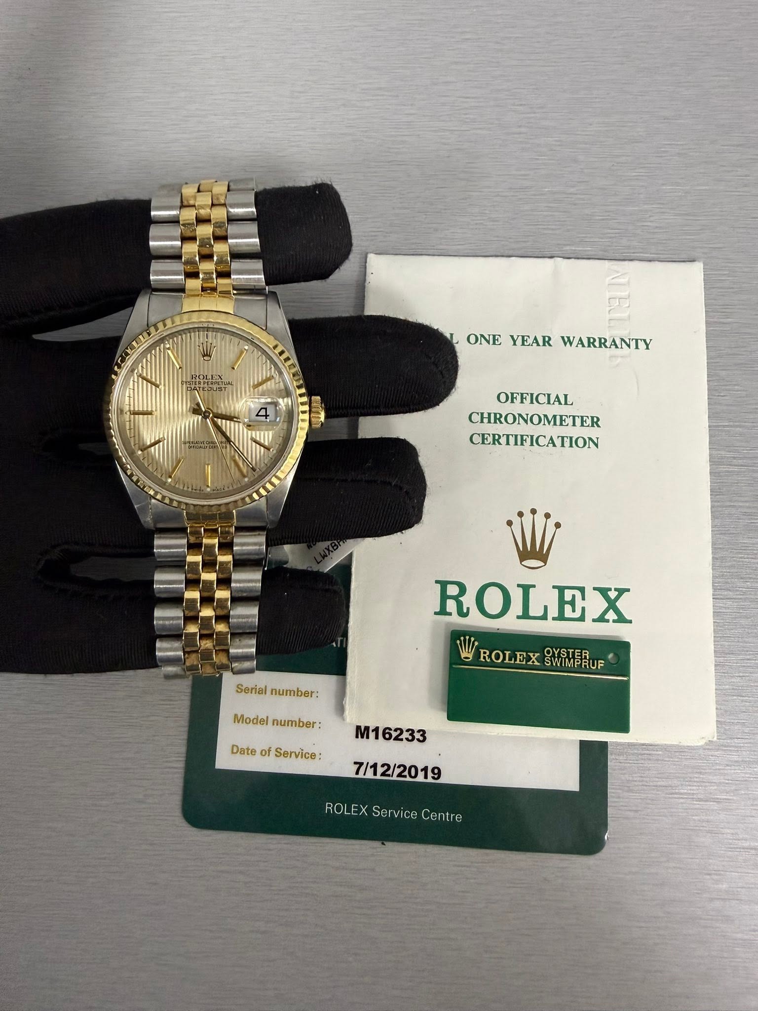 May be an image of wrist watch and text that says '방 ONEYEARWARRANTY ONE YEAR WARRANTY LLE 4 LIE BETT m OFFICIAL CHRONOMETER CERTIFICATION Serialnumber: Serialnum number: Serial…