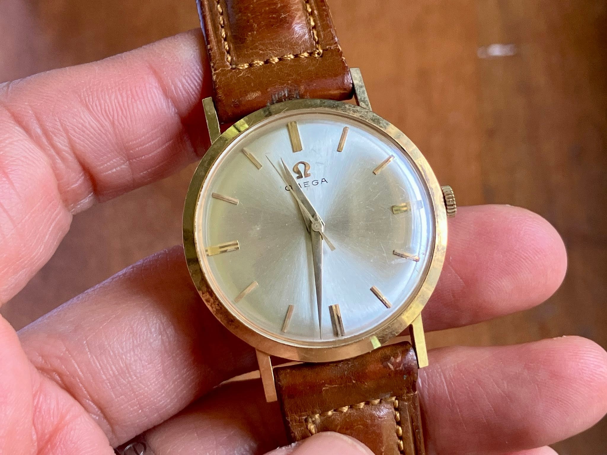May be an image of wrist watch and text that says '22 CLIEGA EGA (נשי'
