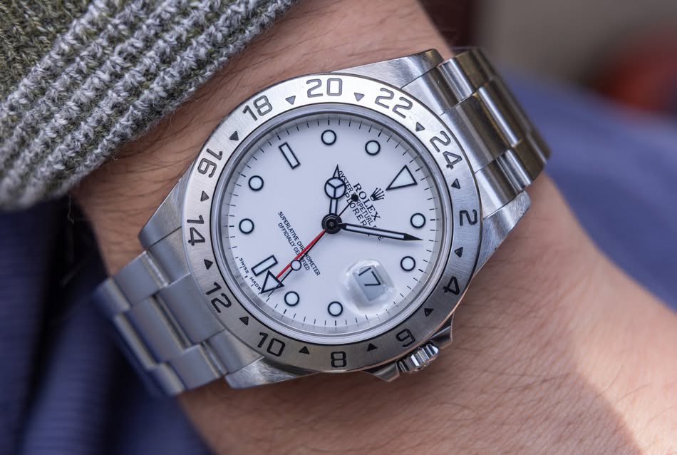 May be an image of wrist watch and text that says '9L ህሪ A I O O 24 O O OFFICIA OEFCINECHE SUPERLATIVECH Ko MAO TIED COMETER ٧ 八0. 0 O o O O 2 VIN'