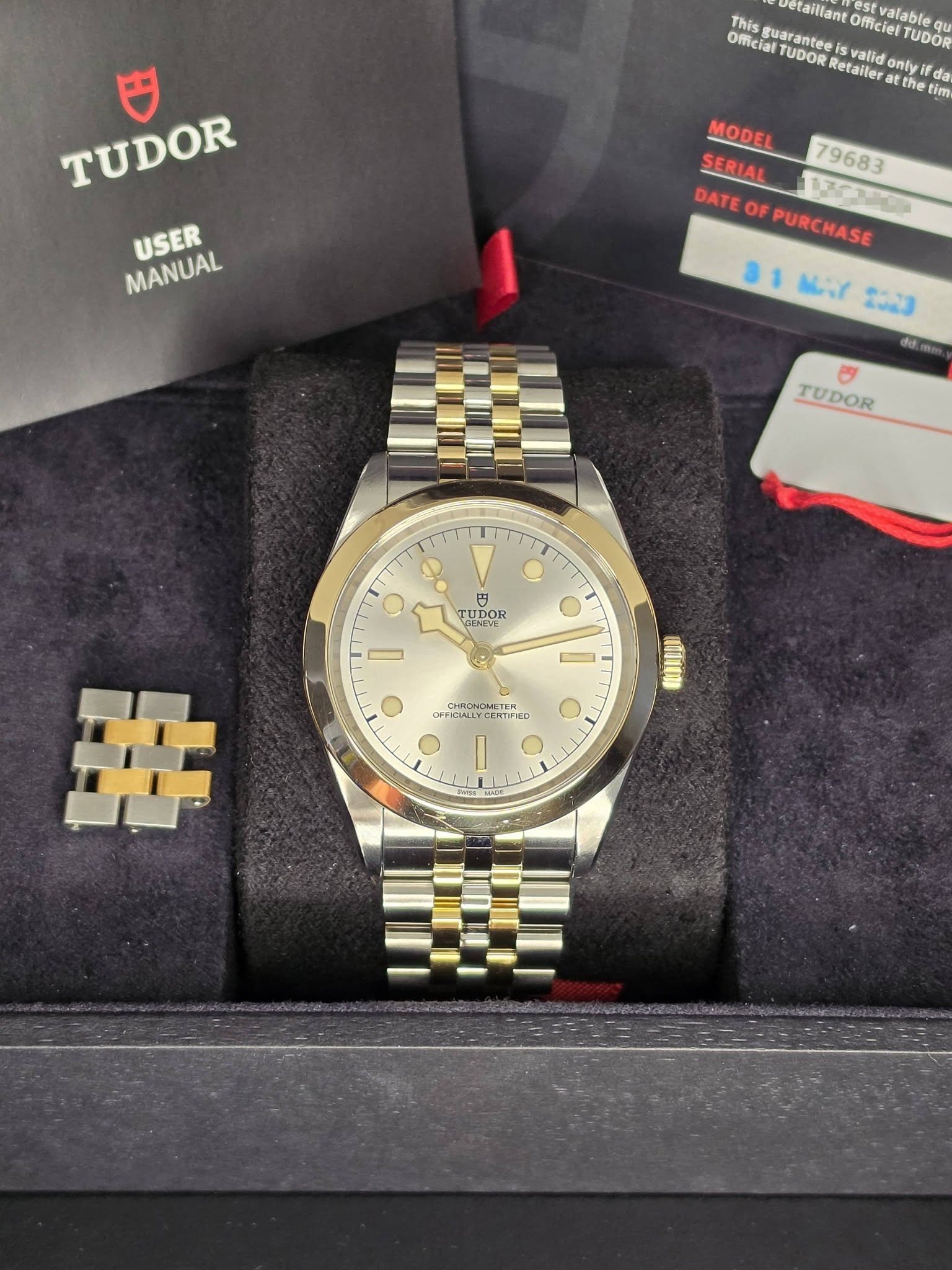 May be an image of wrist watch and text that says 'This guarantee Officiel TUDOR vetaillant rest est valable ตุบ Omicial TUDOR valid ontyi Retailer at tth the tim TUDOR USER…