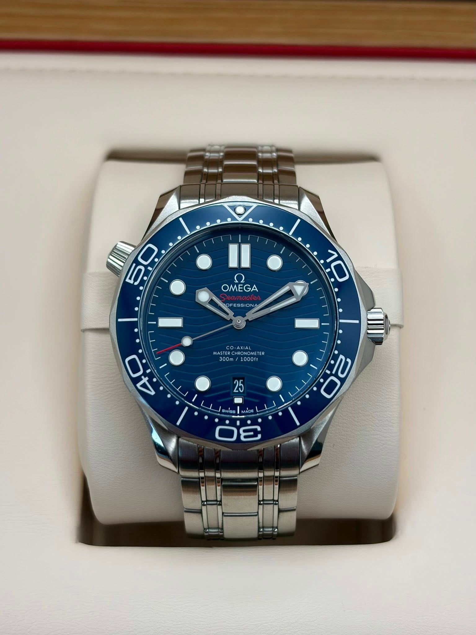 May be an image of wrist watch and text that says 'Il 50 OMEGA 10 AXIAL MASTER w/ PONOIMETE 300m/1000ft 10001t ببن 3'